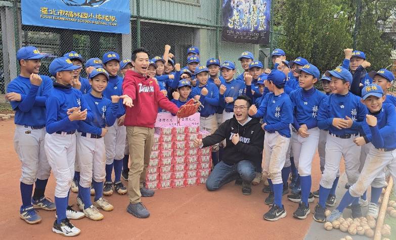 何志偉由新北市議員候選人游明諺陪同，到福林國小關心小朋友的練球及學習狀況，現場氣氛溫馨熱絡。（讀者提供）
