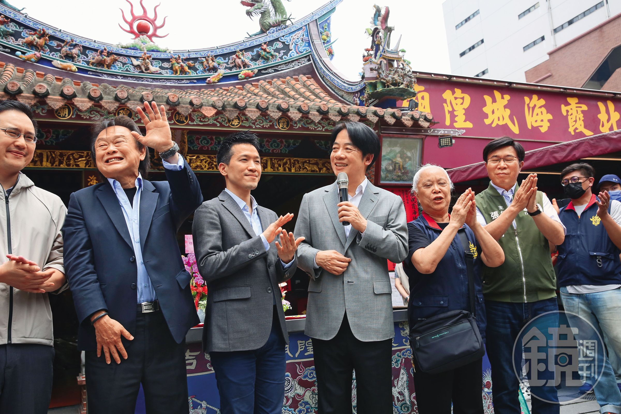 2023年立委民進黨內初選，何志偉（中）敗給了王世堅（左），未料人生下一個邀約居然來自賴清德（右），成了總統府副祕書長。（資料照片）