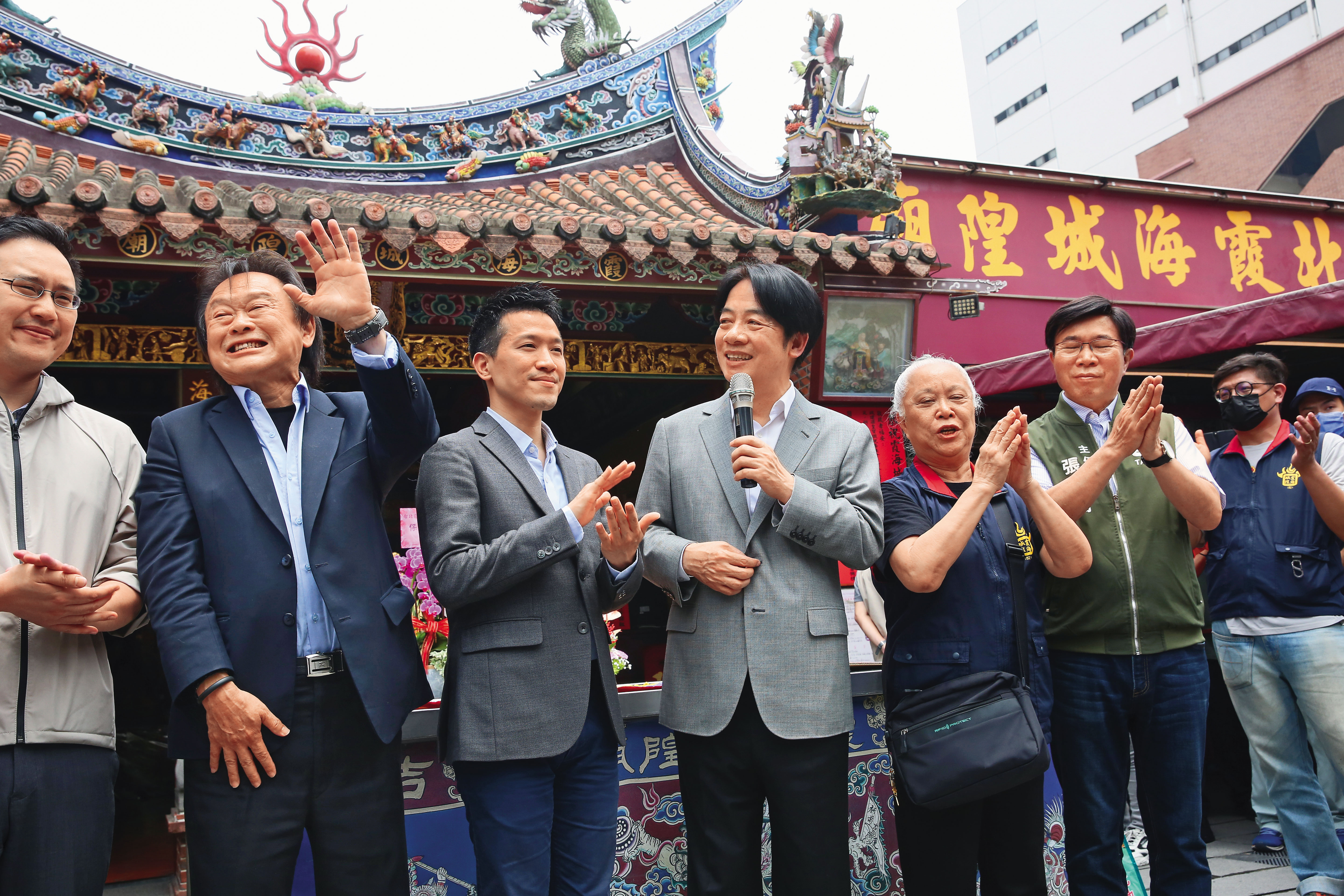 2023年立委民進黨內初選，何志偉（中）敗給了王世堅（左），未料人生下一個邀約居然來自賴清德（右），成了總統府副祕書長。（資料照片）