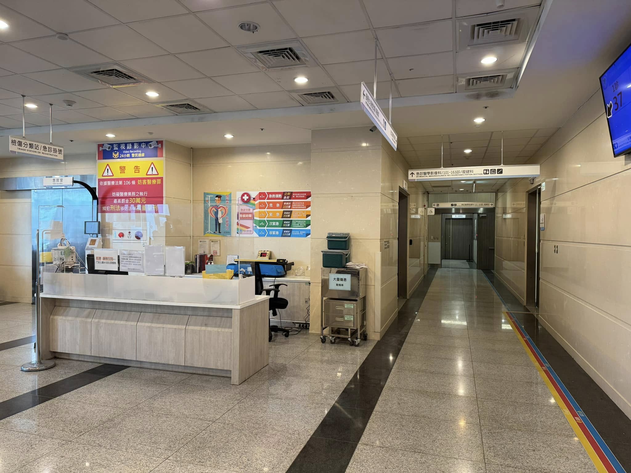 有民眾孩子受傷到中國醫藥大學新竹附設醫院急診，卻稱被警衛要求先戴上口罩，院方回應做出說明。（翻攝自中國醫藥大學新竹附設醫院臉書）