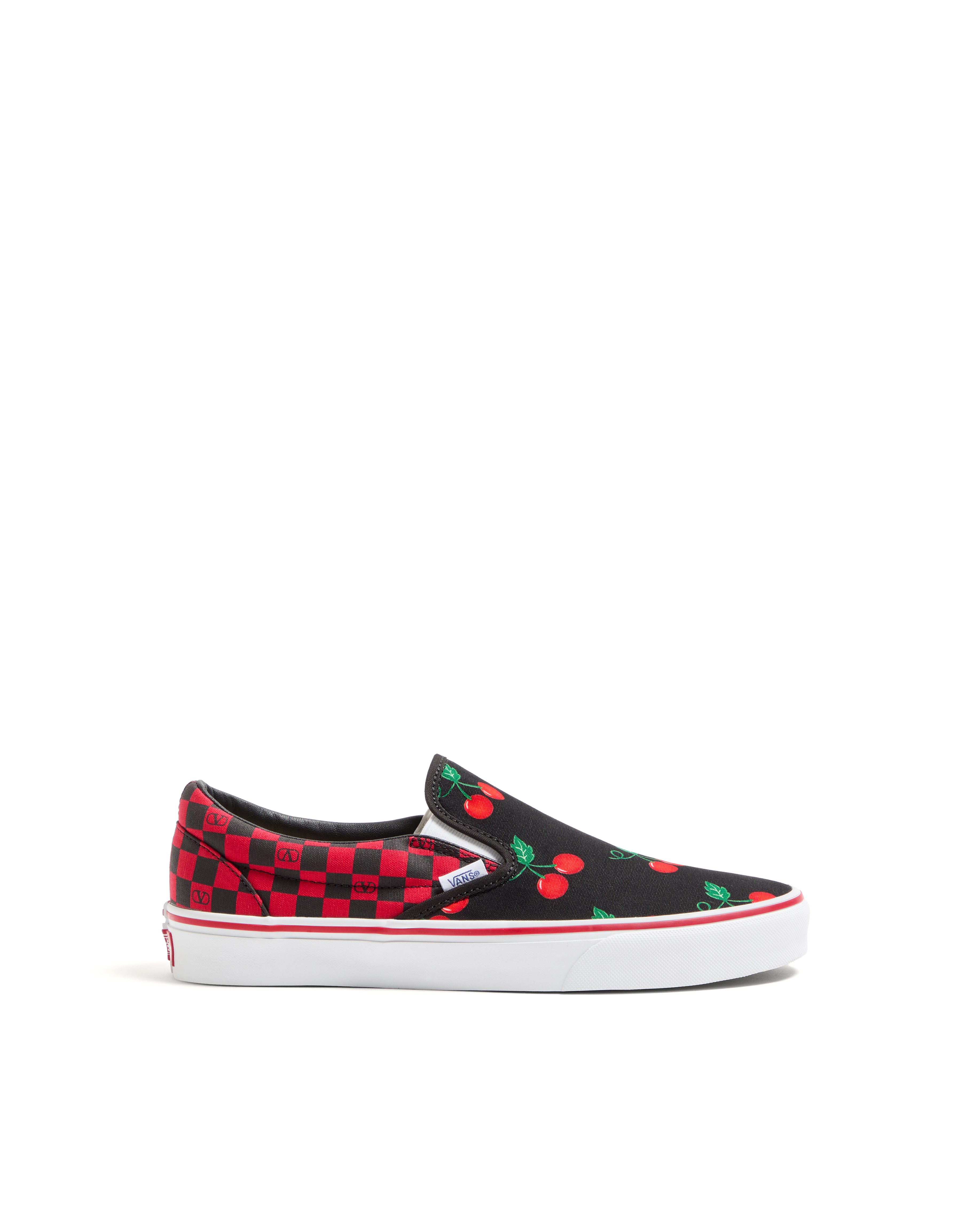 Valentino Garavani and Vans Cherryfic櫻桃圖案鞋款。NT$15,200（范倫鐵諾提供）