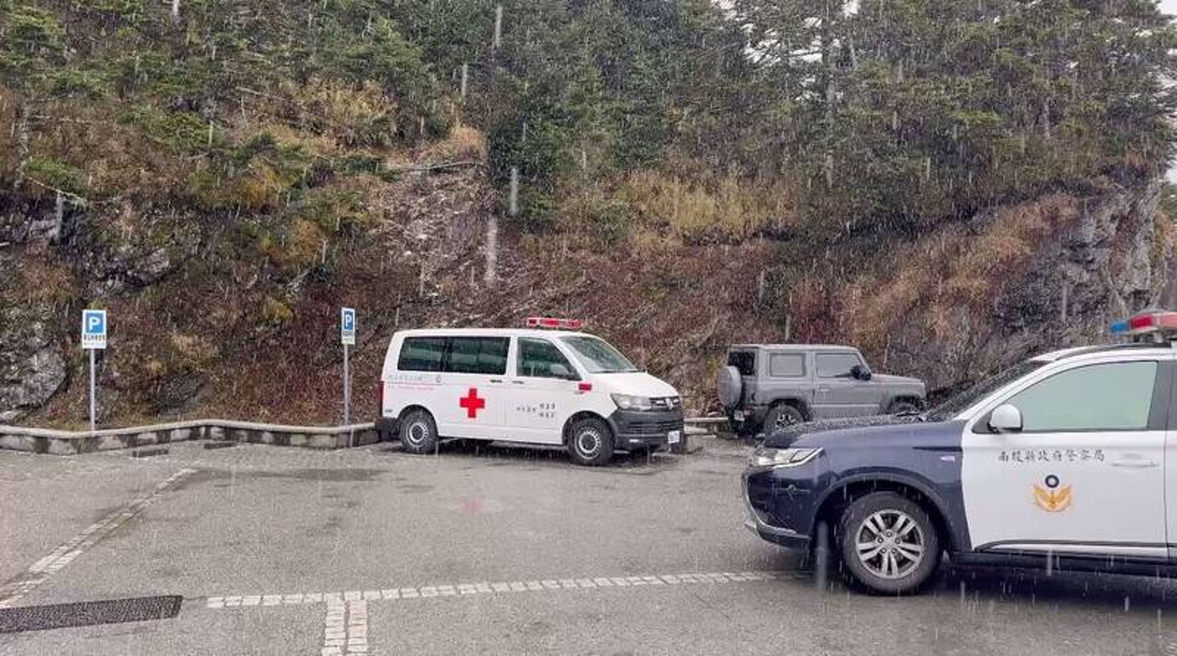 南投合歡山受低溫水氣影響下起冰霰。(林保署南投分署提供)