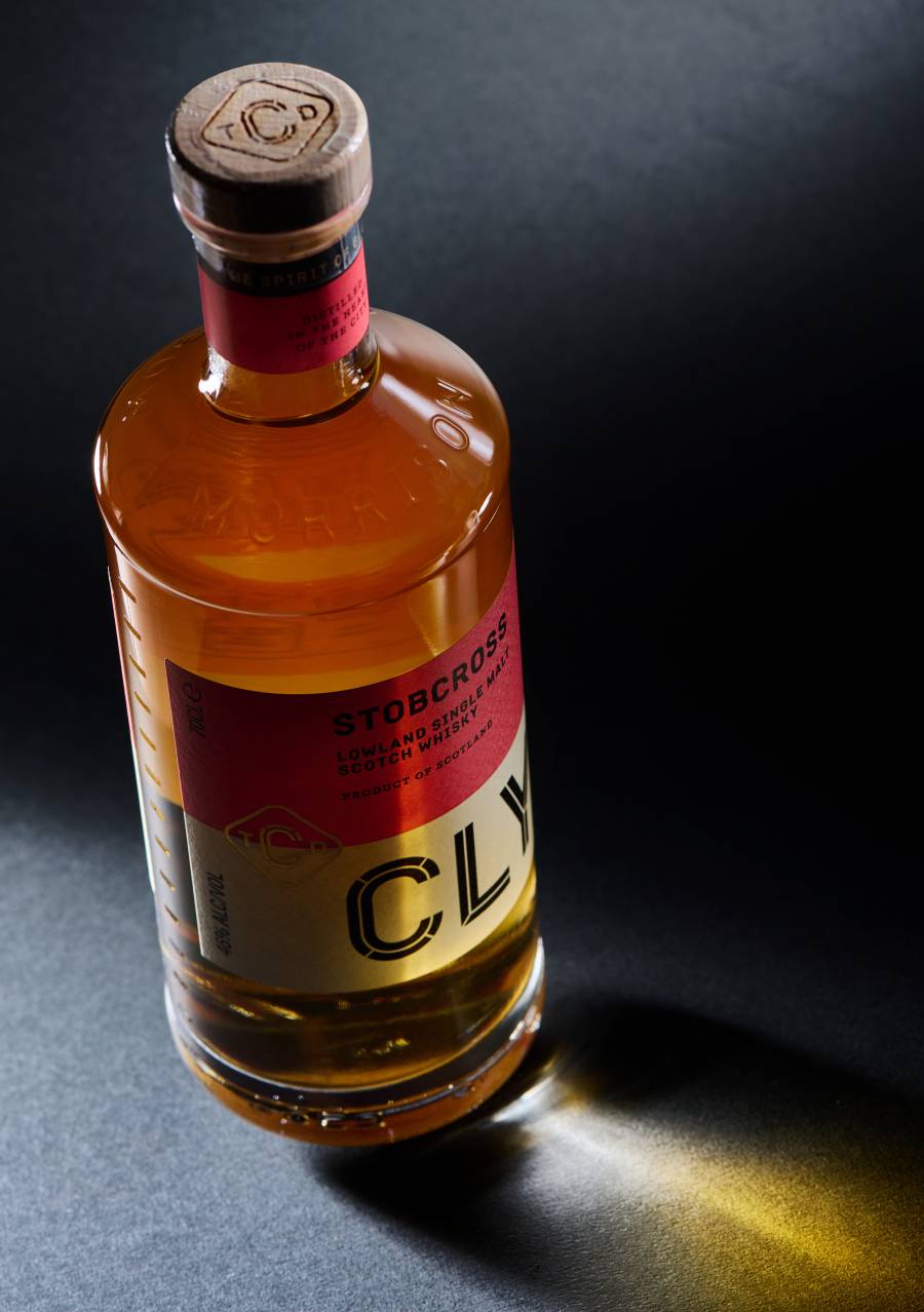 CLYDESIDE Stobcross 啟程 類別：單一麥芽威士忌 產區：蘇格蘭低地區 特色：是克萊薩蒸餾廠生產的第一款威士忌，代表品牌根植的歷史與重新出發之意。採用波本桶與雪莉桶勾兌，嗅聞有花香、新鮮甜味和熱帶水果的氣息，口感上則有水果和白胡椒的風味。採用非冷凝過濾，無調色。 酒精：46% 建議售價：約NT$1,500