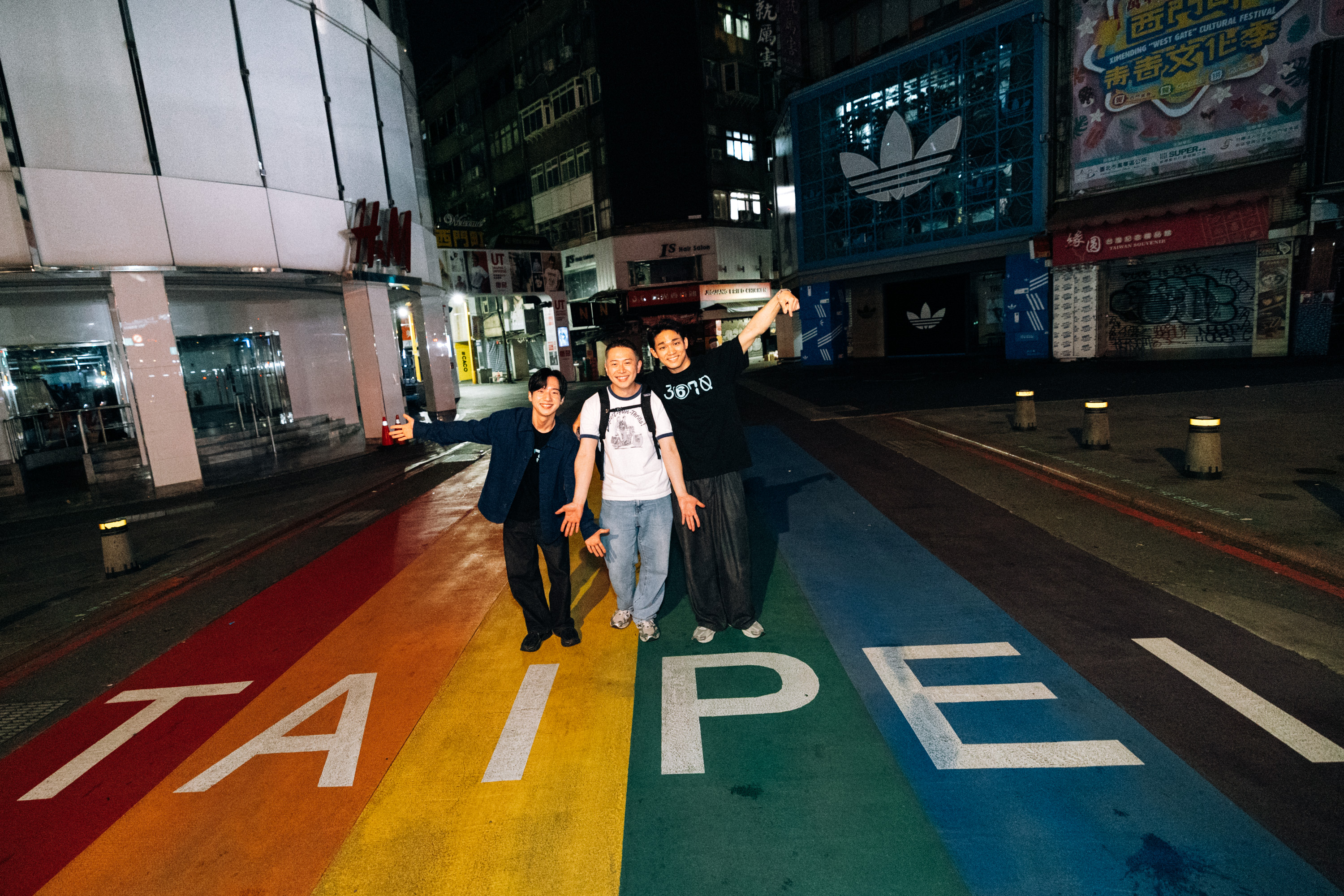 曹有鉉（右起）、導演朴俊浩、金賢睦忙完宣傳行程， 深夜特地到西門町的彩虹TAIPEI前留影。（好威映象提供）