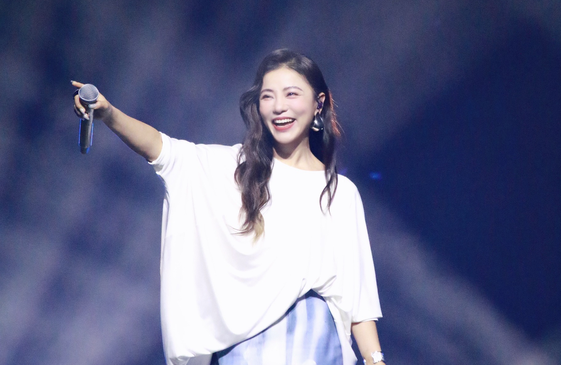 丁噹加碼唱閩南語歌曲獻高雄歌迷。（相信音樂提供）