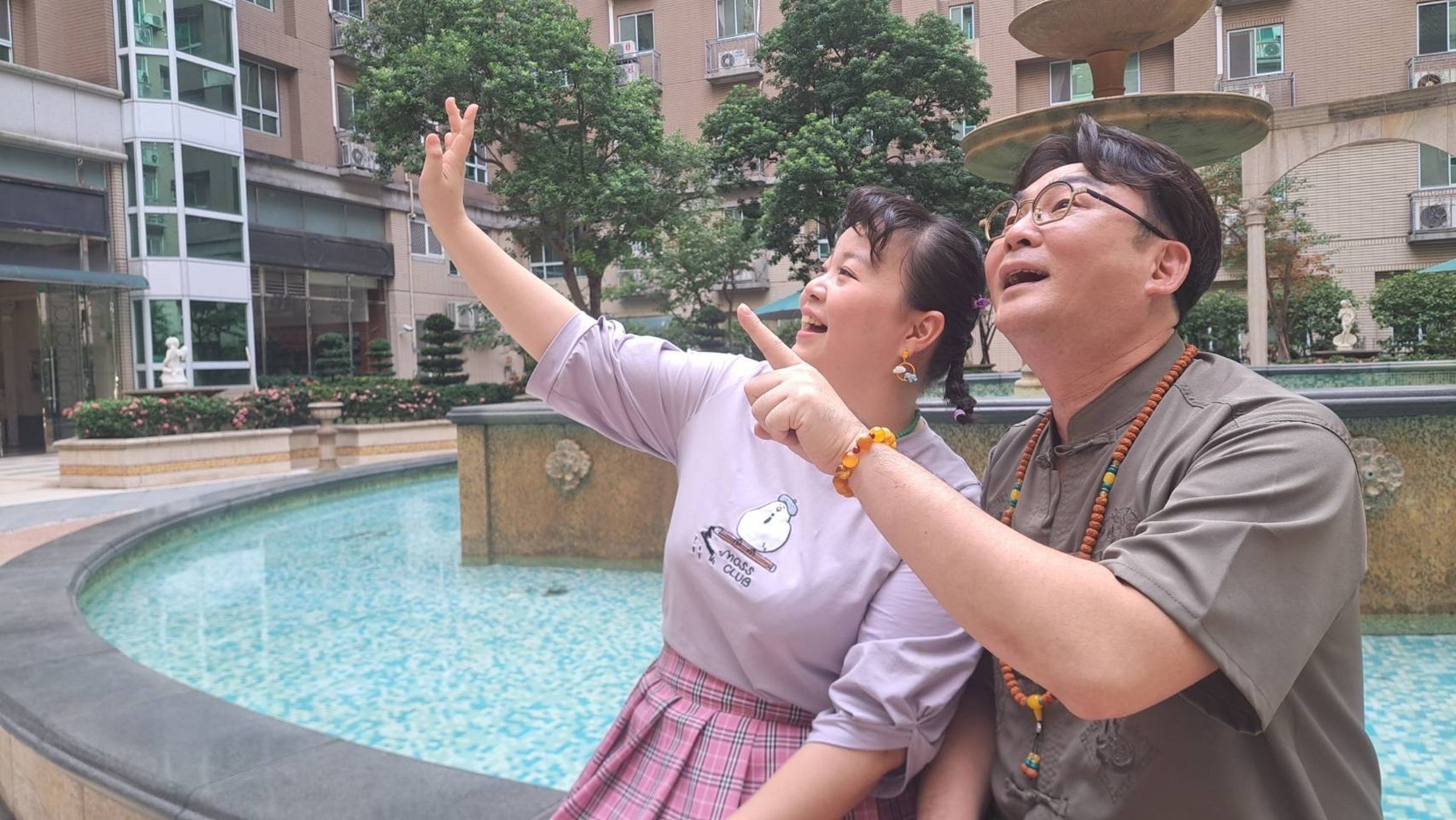 洪毛跟宮美樂（左）在《好運來》中飾演父女檔，是喜感擔當！（民視提供）