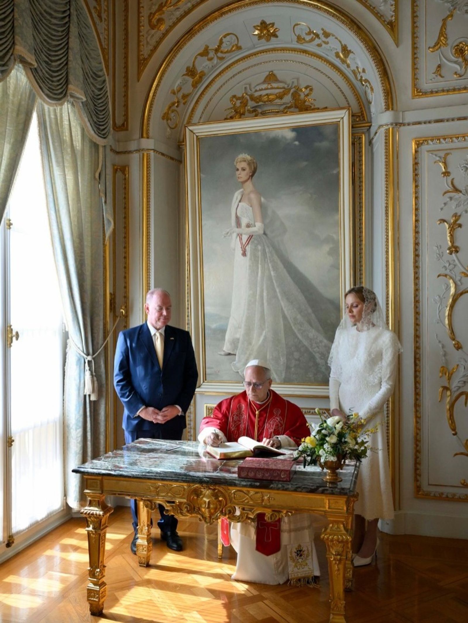 教宗在摩納哥宮殿內簽署文件，為歷史性訪問留下重要紀錄。（vaticannewspt IG）