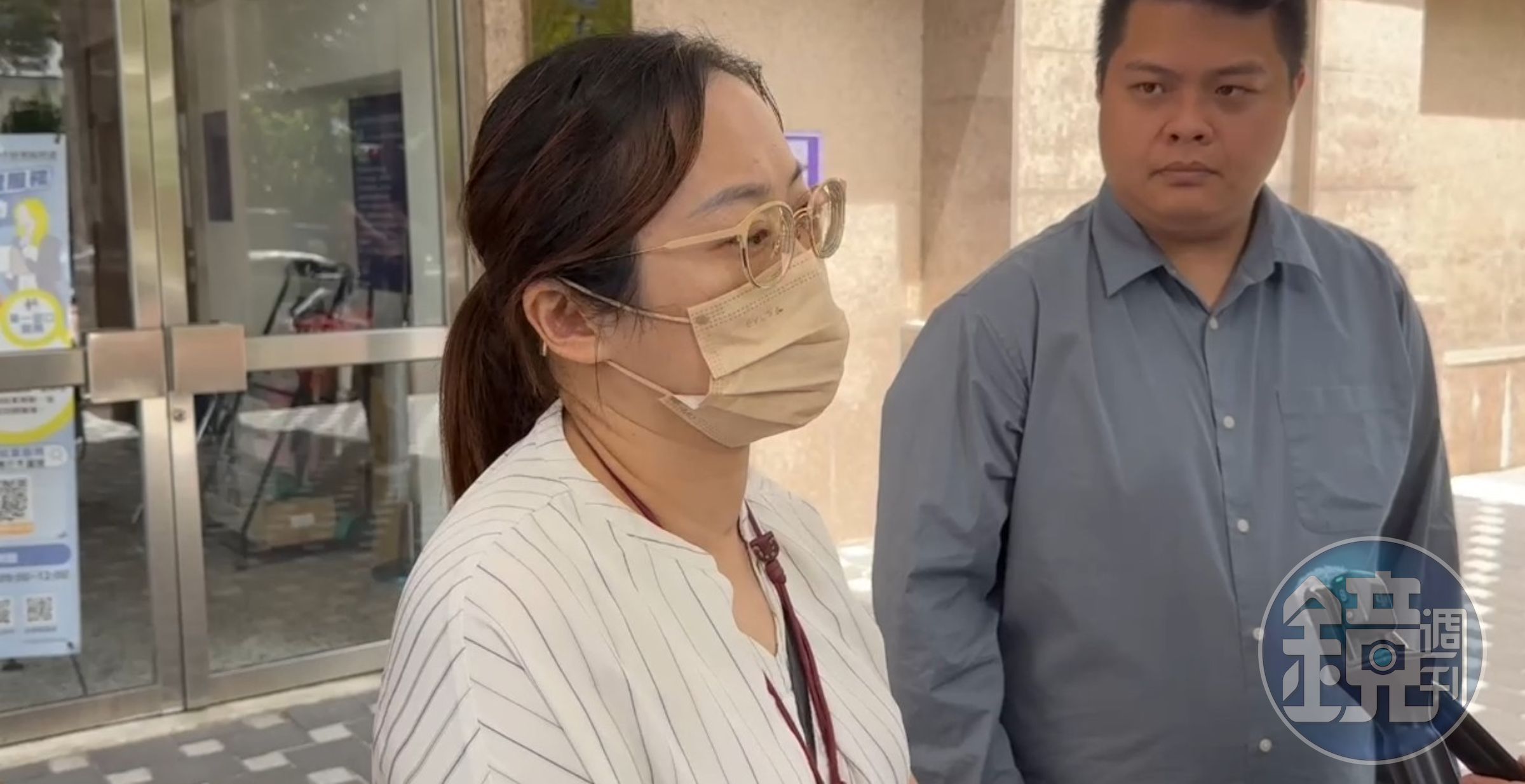 東海女大生母親(左)在律師(右)陪同下出庭協商。