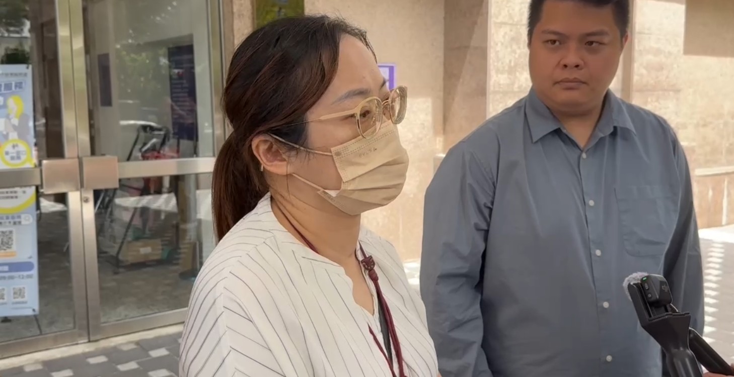 東海女大生母親（左）在律師（右）陪同下出庭協商。