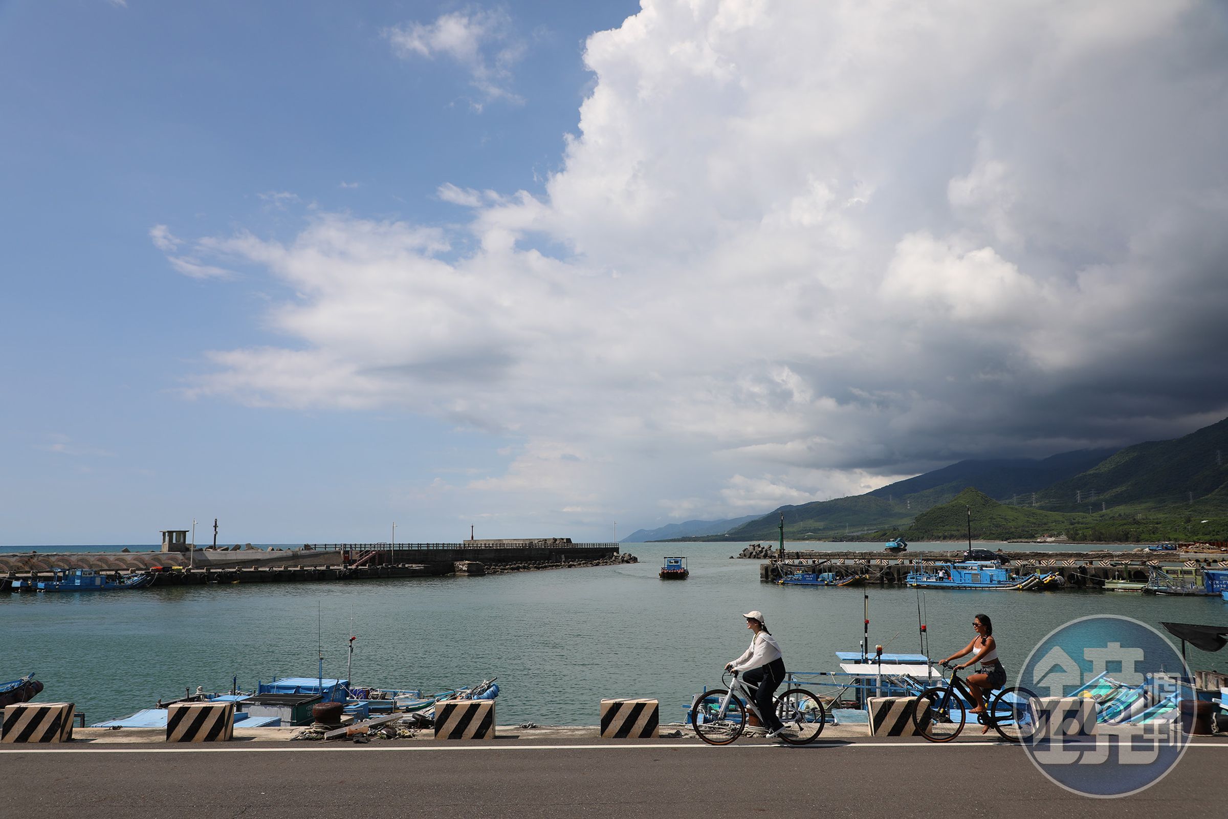 沿著屏東車城鄉的「看海美術館」往恆春鎮騎行，能欣賞到寧靜的海港風光。