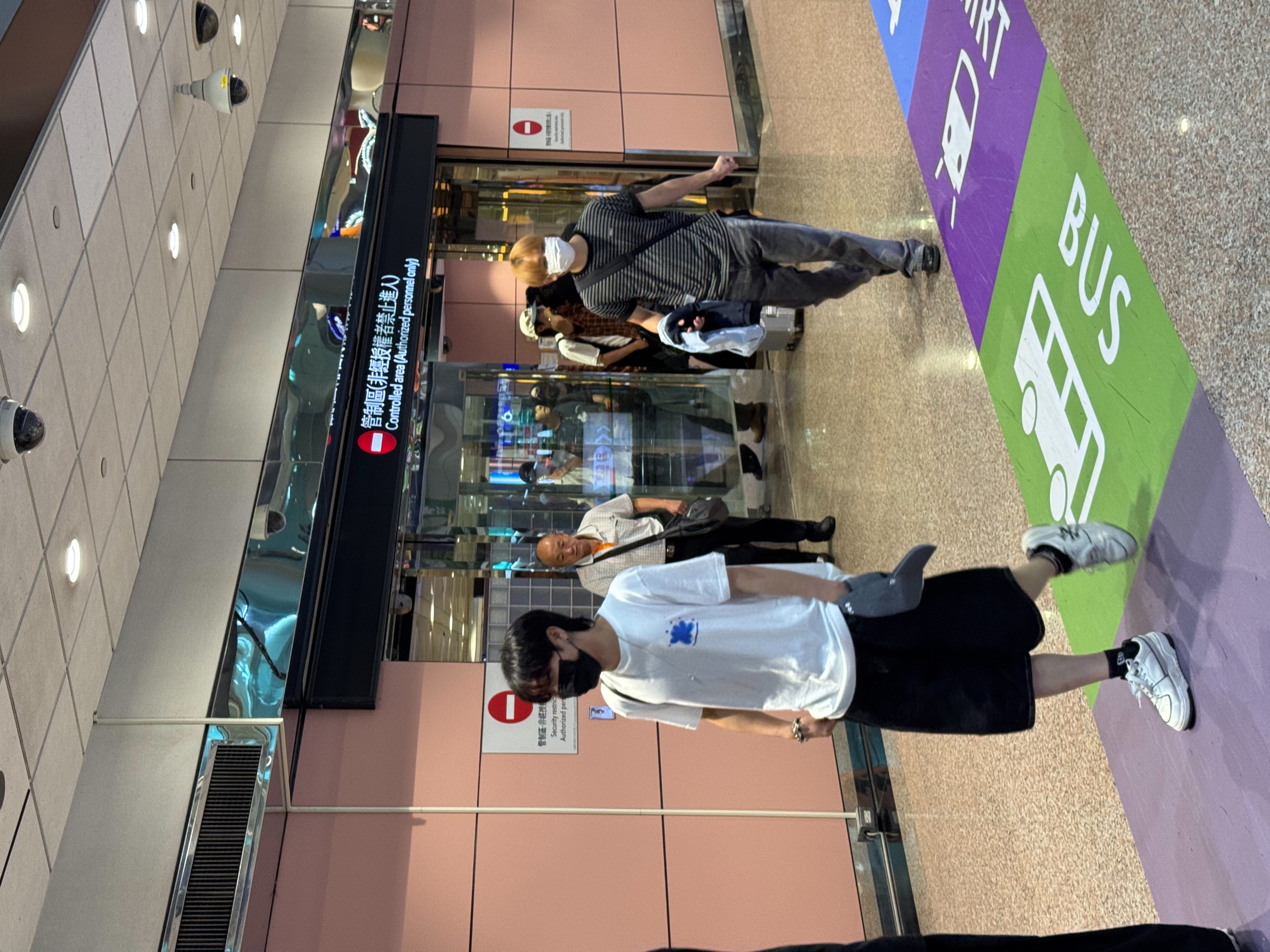 DKB輕裝抵台,見到粉絲接機很驚喜。左為YUKU、右為GK。(讀者提供)