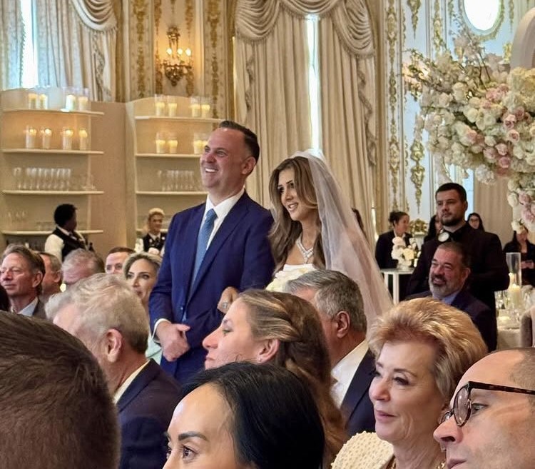 丹斯卡維諾和艾琳艾爾摩在海湖莊園舉辦盛大婚禮。（翻攝X@SofDracopoulos）