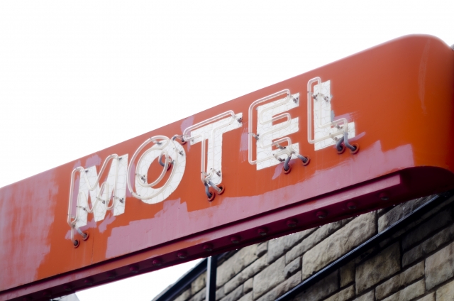 一名人夫帶小三在摩鐵開房，還邀小三親友在房內嗨唱同歡。（示意圖，photoAC）