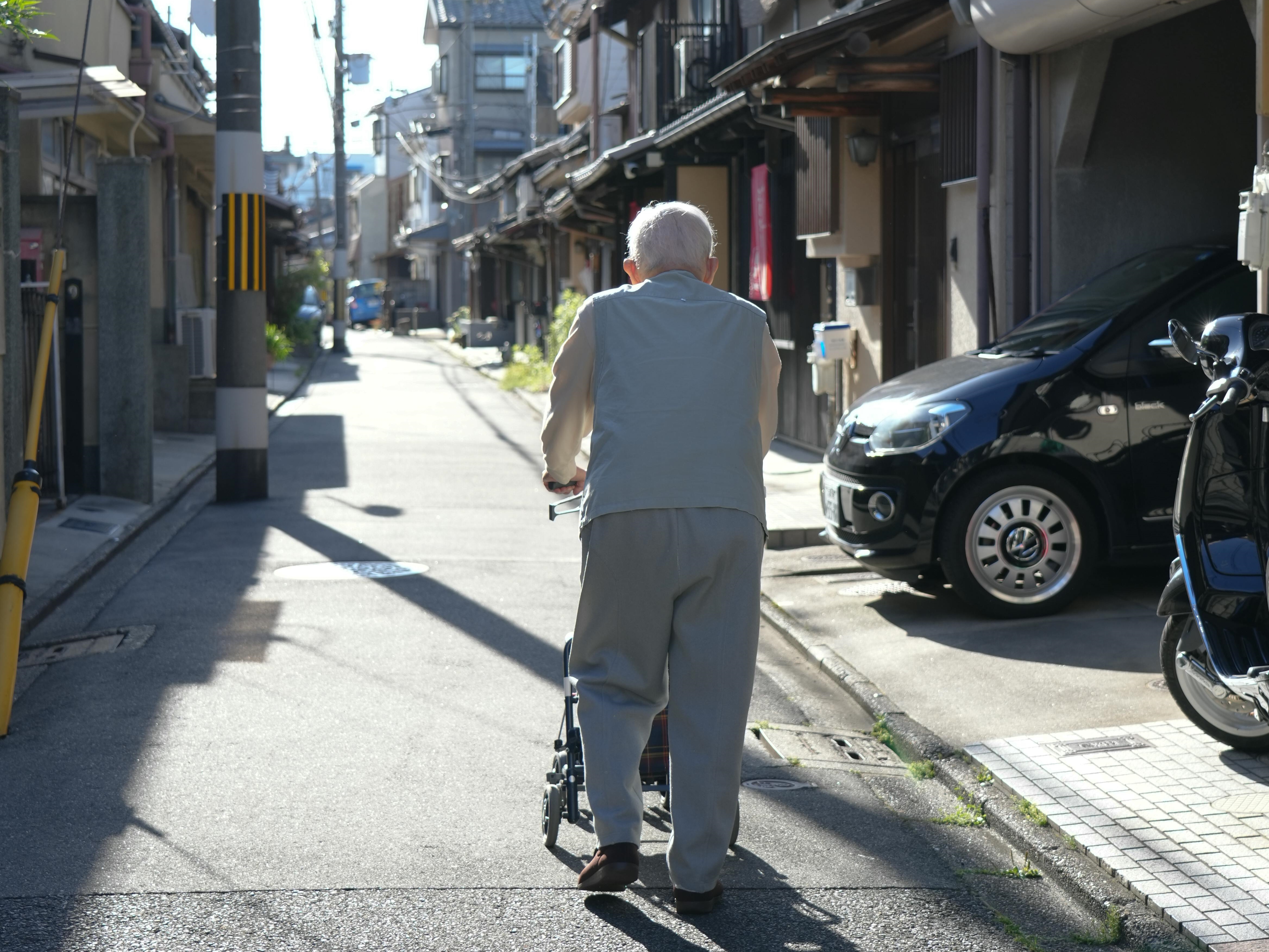 冬天讓電費和瓦斯費增加，對只靠年金過日子的獨居老人而言相當吃緊。（示意圖，pexels提供）