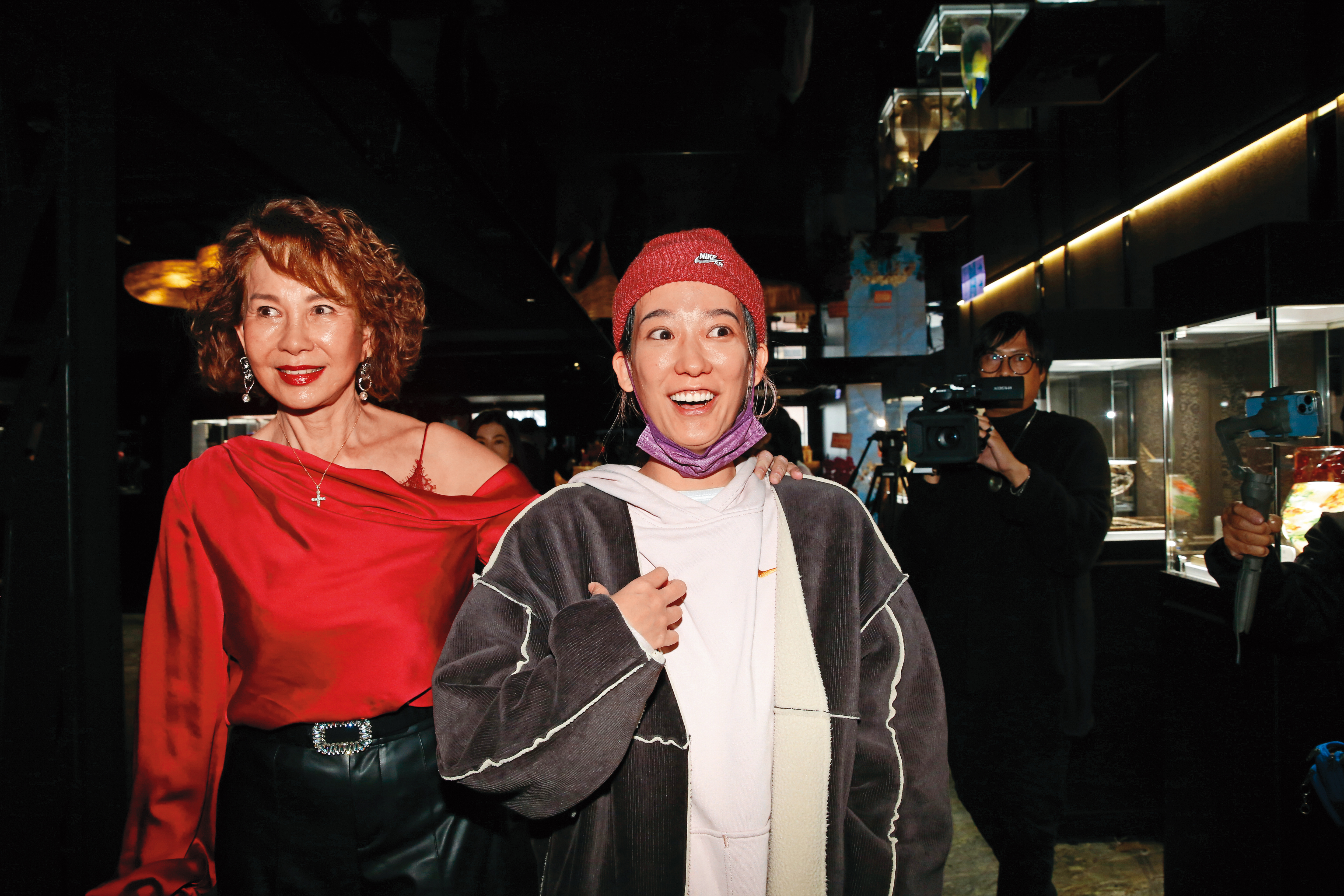 頂著老公成為全民公敵的壓力，孟耿如（右）素顏出席周丹薇（左）的古焰鎏璃創作展，一切「無可Phone吿」。