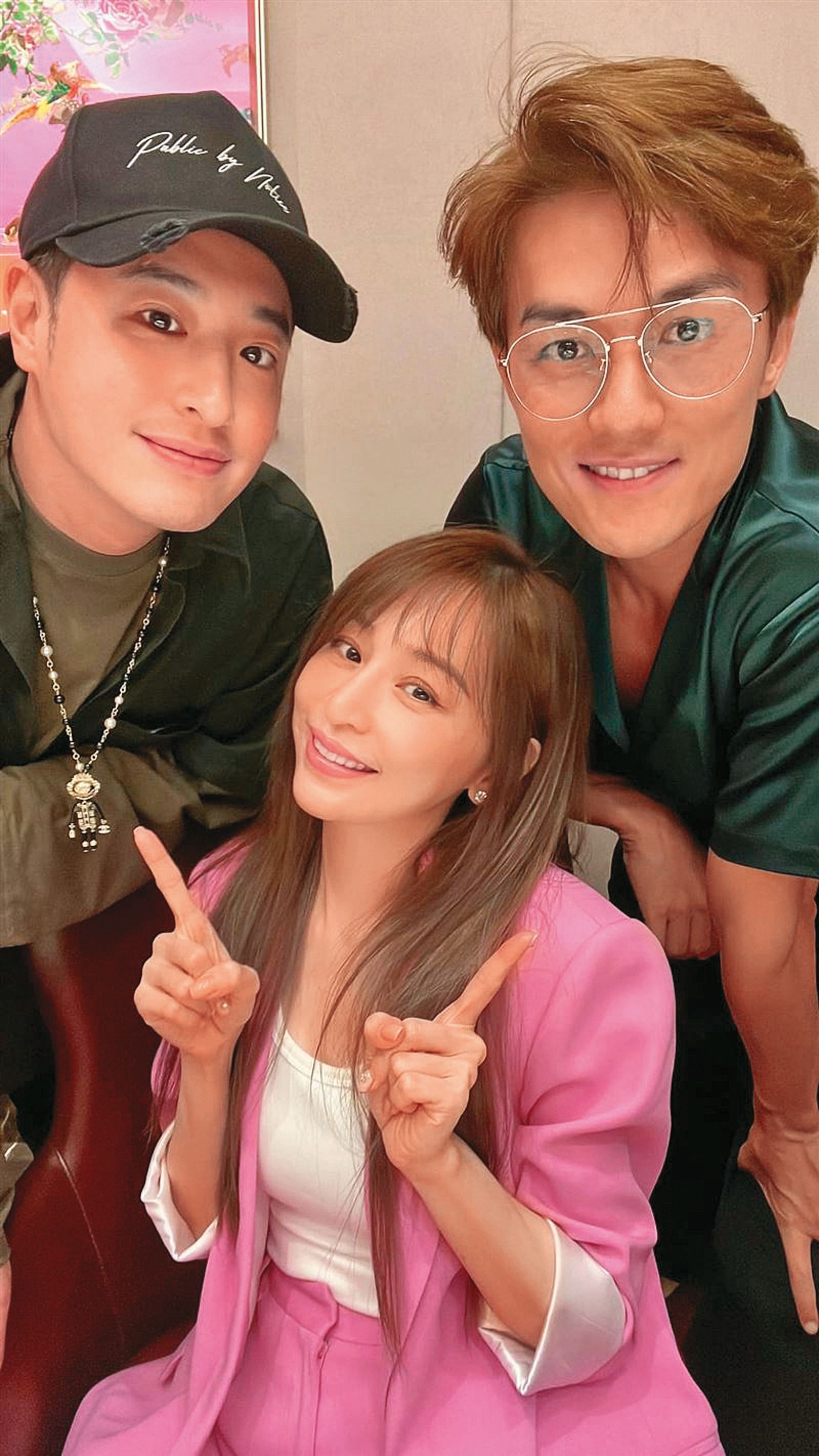 3年前吳克群（右起）和王心凌、潘瑋柏聚餐，女生發文寫下：「謝謝克群請吃飯，好久不見的瑋柏！朋友相聚開心的晚餐。」（翻攝自王心凌臉書）