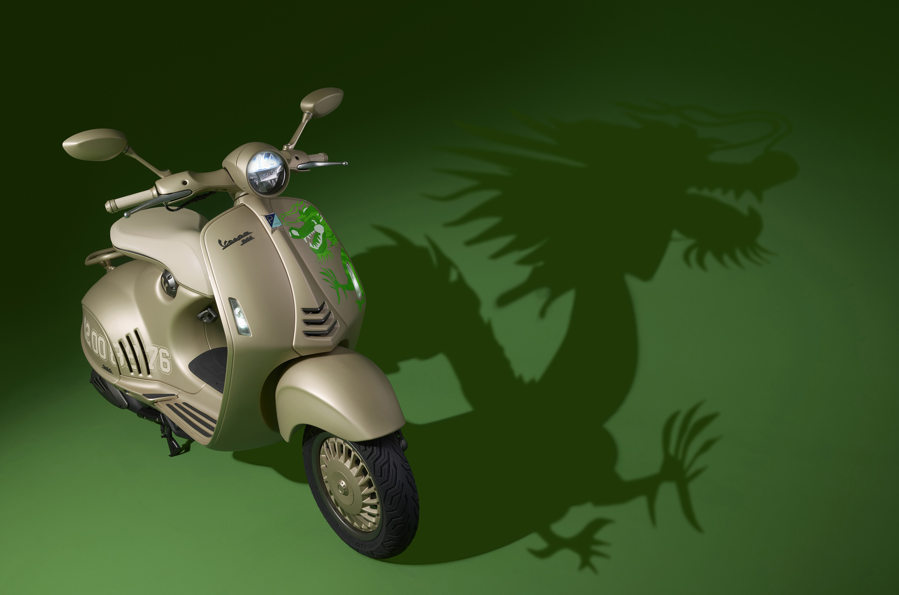 【海外首發】龍年特仕，限量傳奇！Vespa 946與Dragon Varsity外套