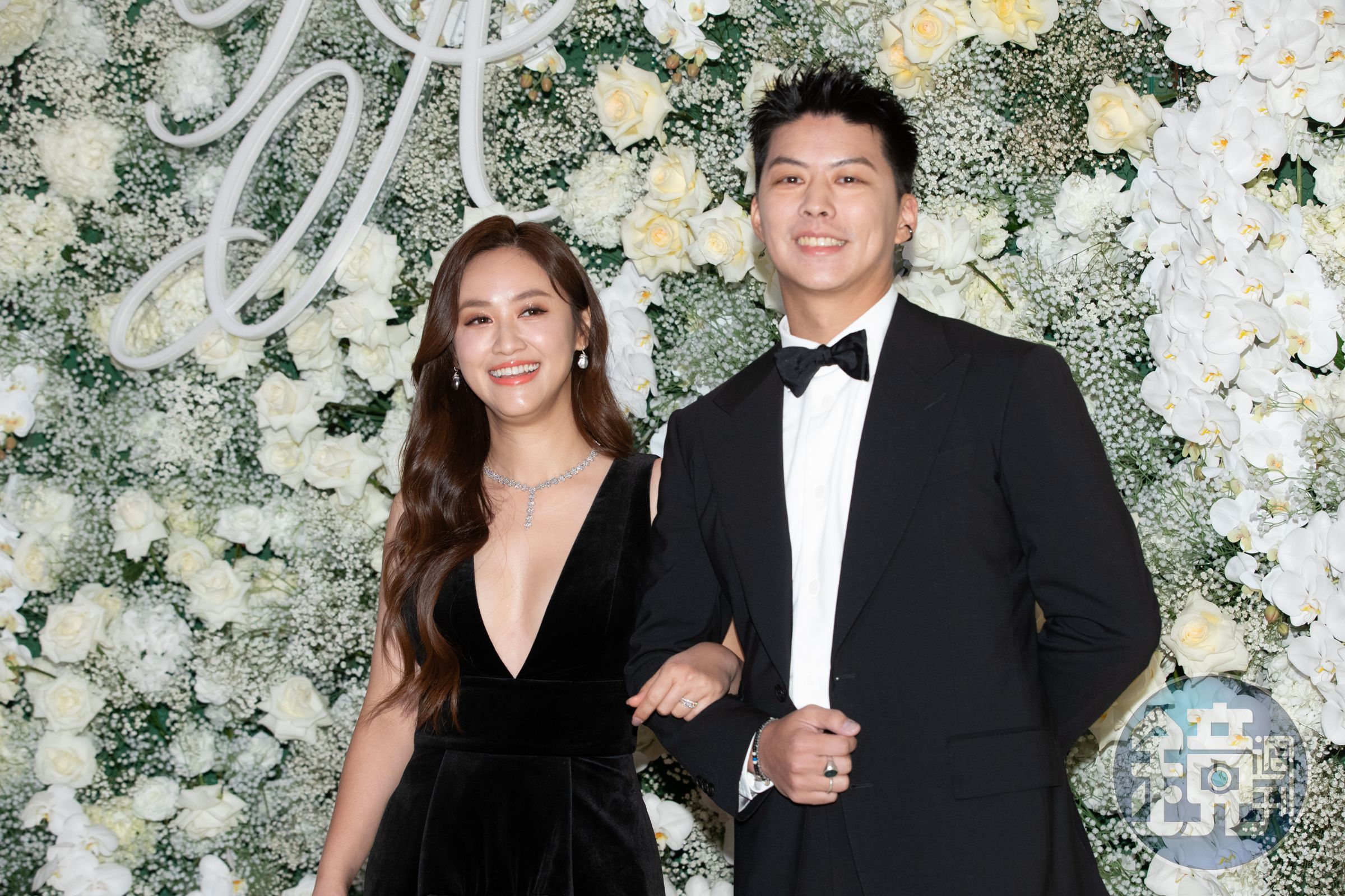 Sandy今盛裝帶了老公來參加婚宴。