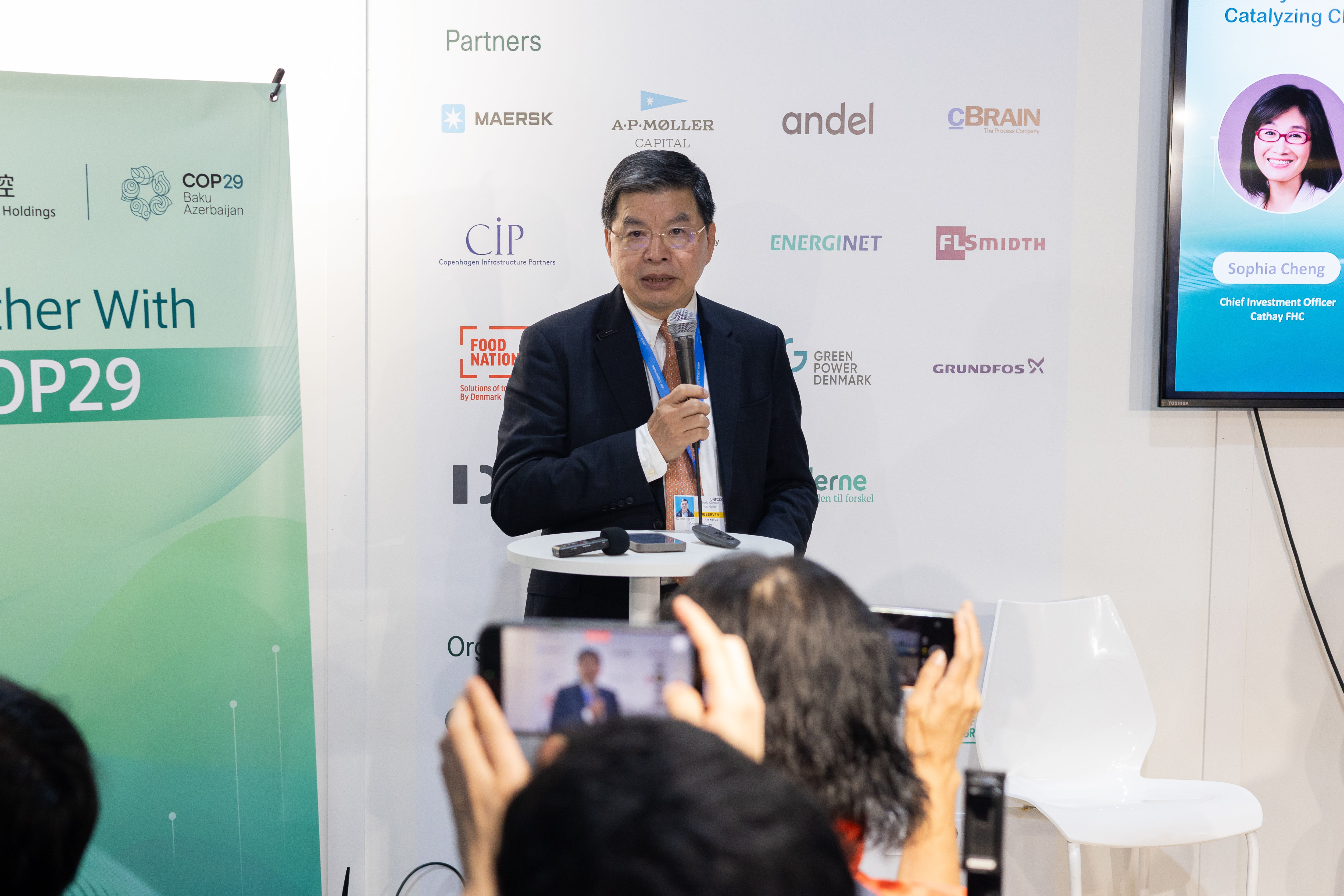 國泰金控與世界氣候基金會共同舉辦藍區周邊會議「亞洲氣候金融會議」，期望擴大公私部門攜手協作，為亞洲的低碳轉型打造穩健的發展環境。國泰金控總經理李長庚進行開場致詞。（圖/國泰金控提供）