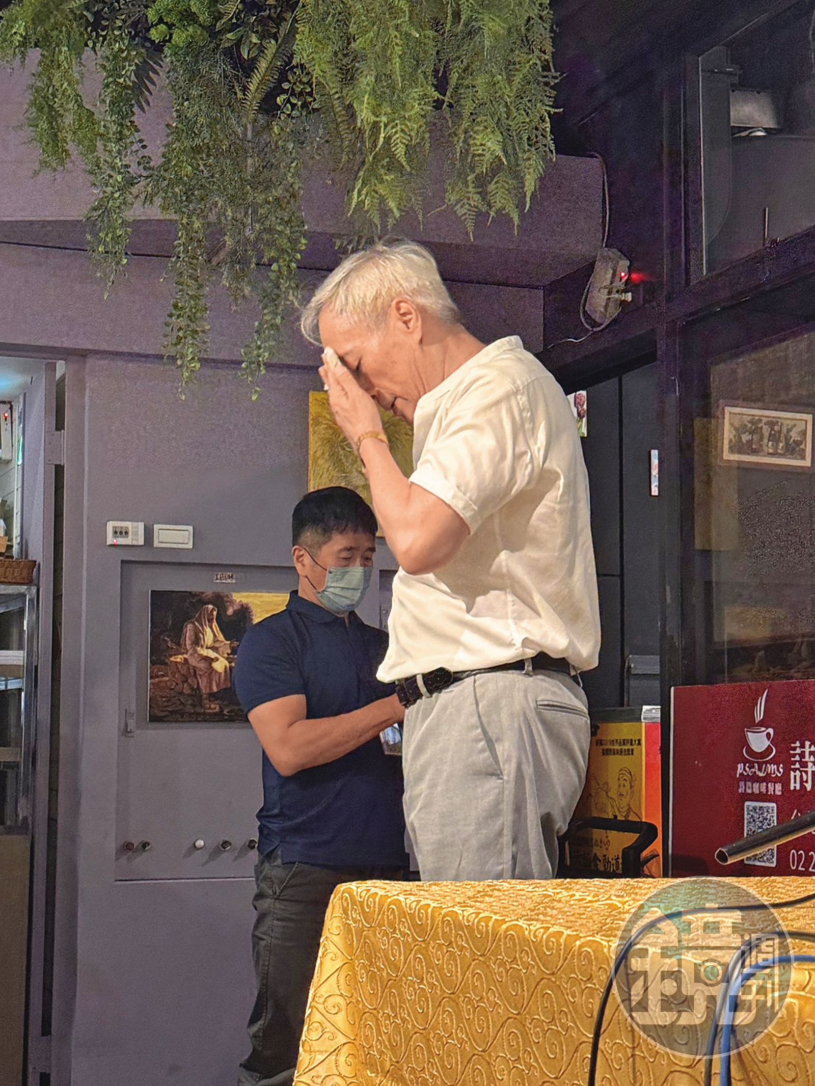 姜厚任到記者會現場淋了雨，餐廳人員趕緊拿紙巾遞上給他擦拭整理，離開時也不忘把剩下的半包紙巾帶走