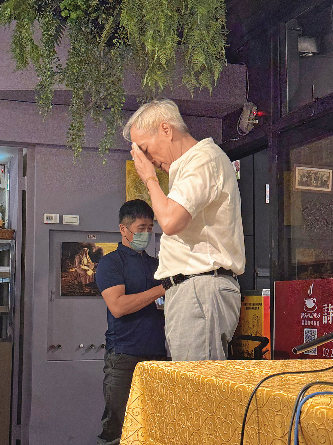 姜厚任到記者會現場淋了雨，餐廳人員趕緊拿紙巾遞上給他擦拭整理，離開時也不忘把剩下的半包紙巾帶走。