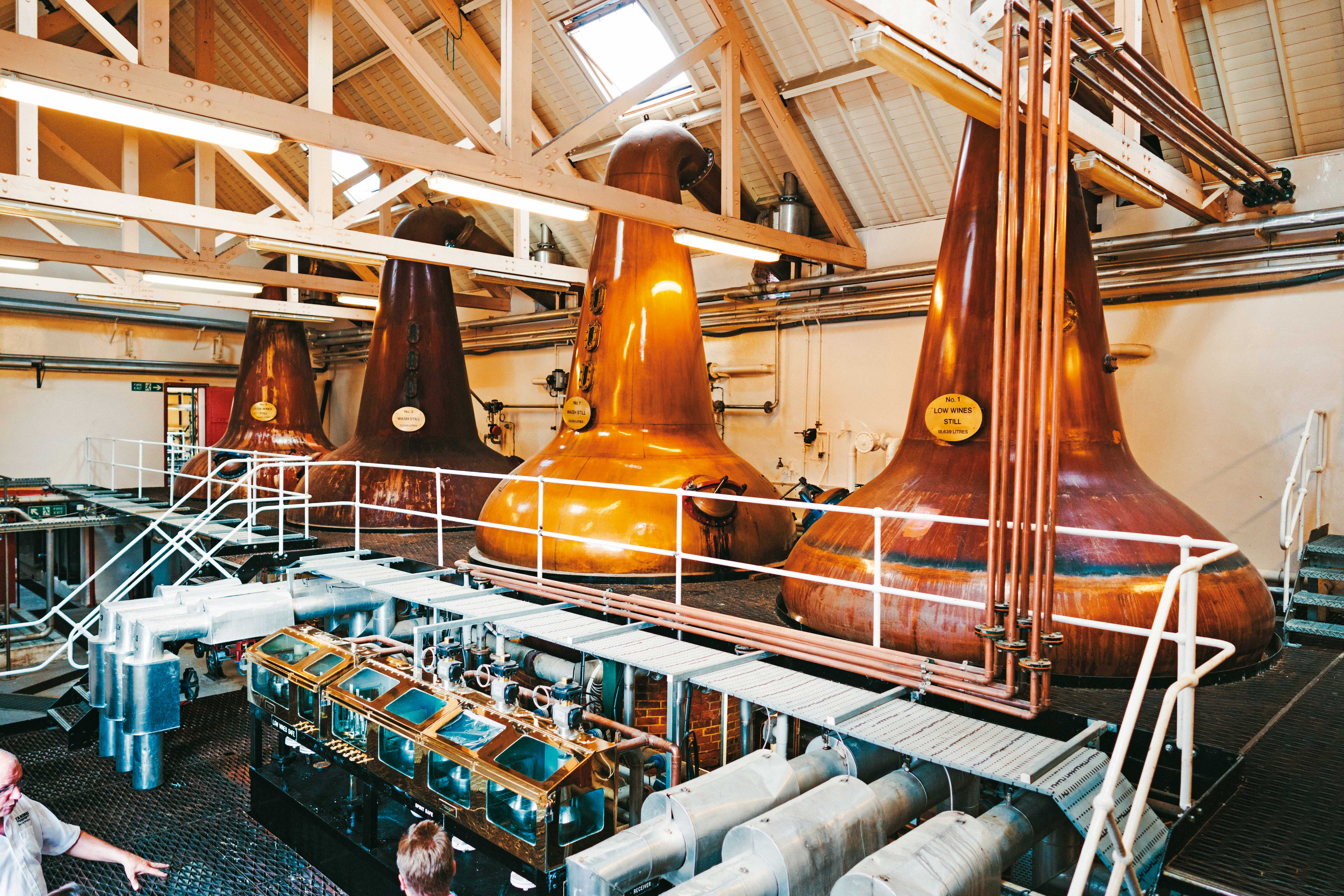 坦杜蒸餾室裡的兩對矮胖渾圓蒸餾器，由於曾跟知名的酒廠麥卡倫同屬愛丁頓集團，因此也有著相仿的蒸餾器形狀，製造出渾厚的酒體酒質。