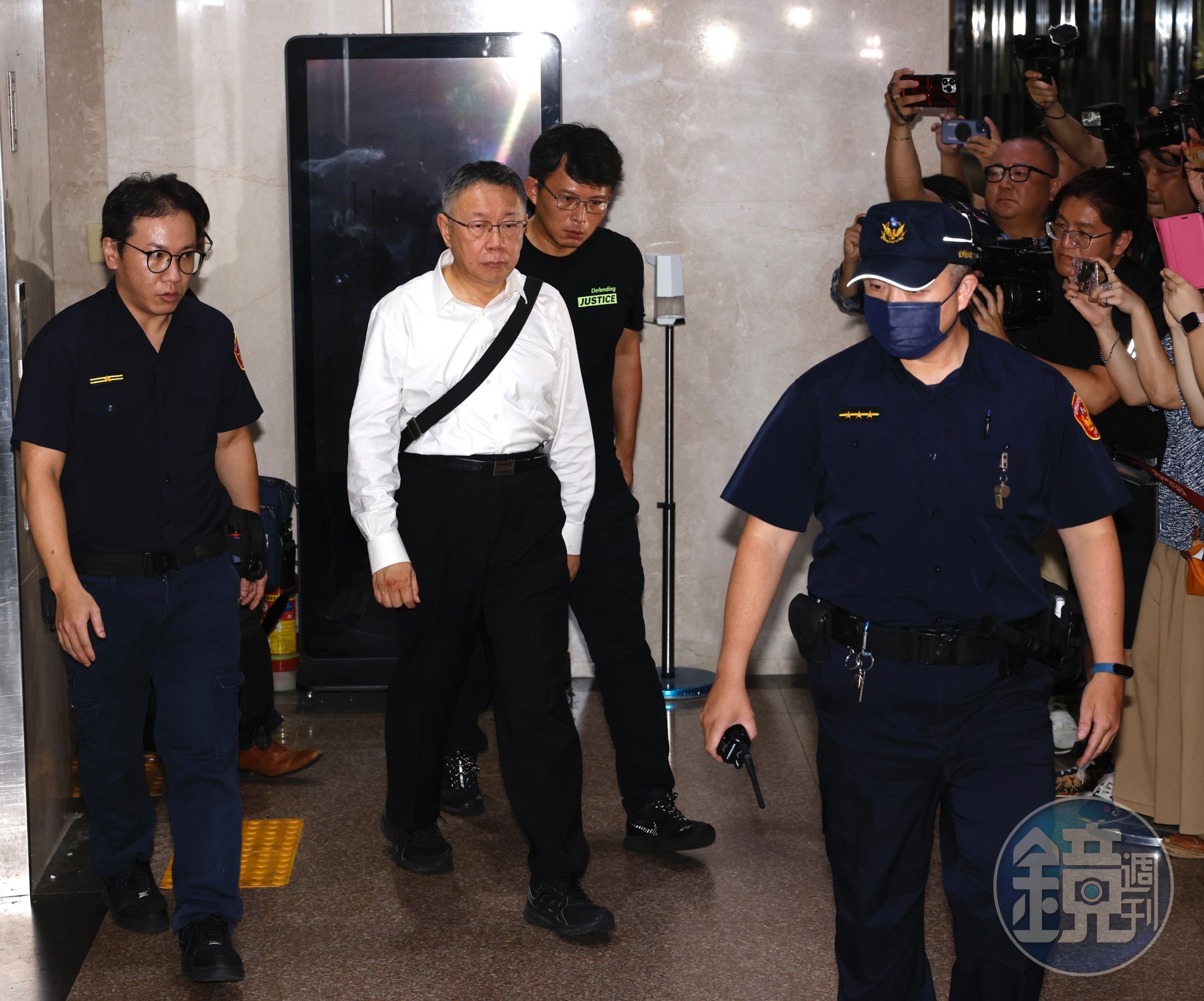 柯文哲涉入京華城弊案遭北檢約談後聲請羈押禁見,北院凌晨裁定無保請回。