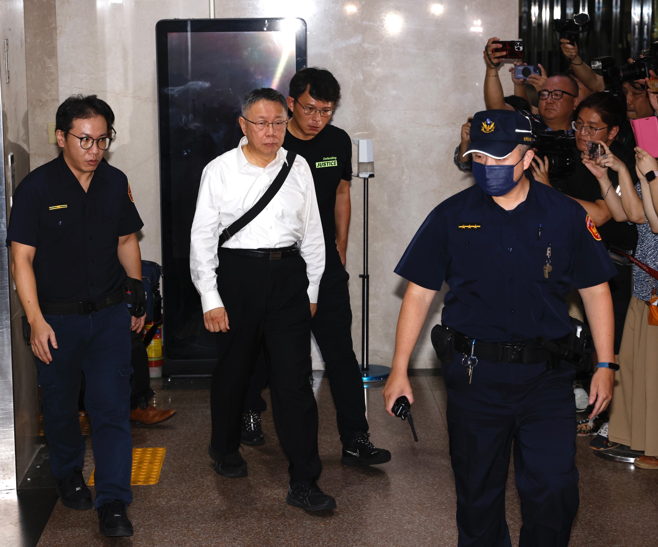 柯文哲涉入京華城弊案遭北檢約談後聲請羈押禁見，北院凌晨裁定無保請回。