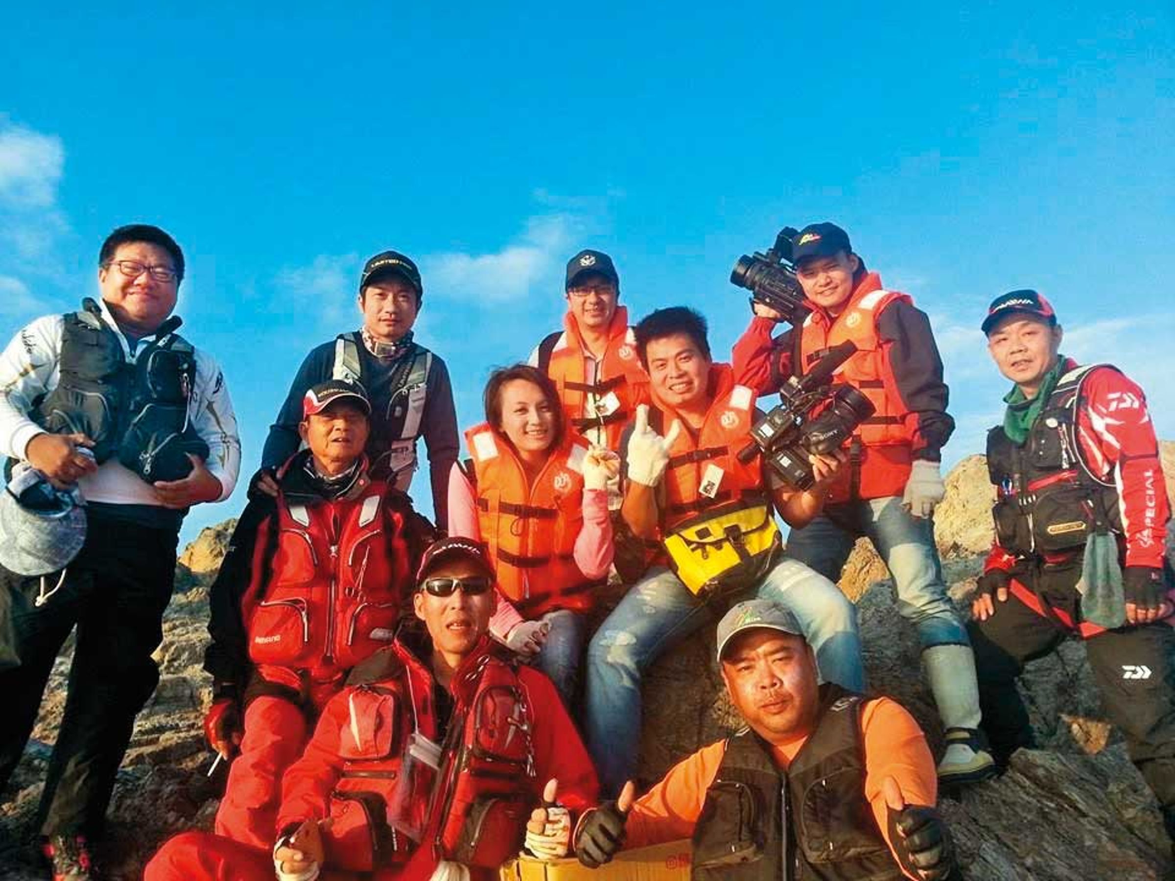林泰博(後排右2)原本是電視台攝影記者,7年前投入房市、變身包租公。(林泰博提供)