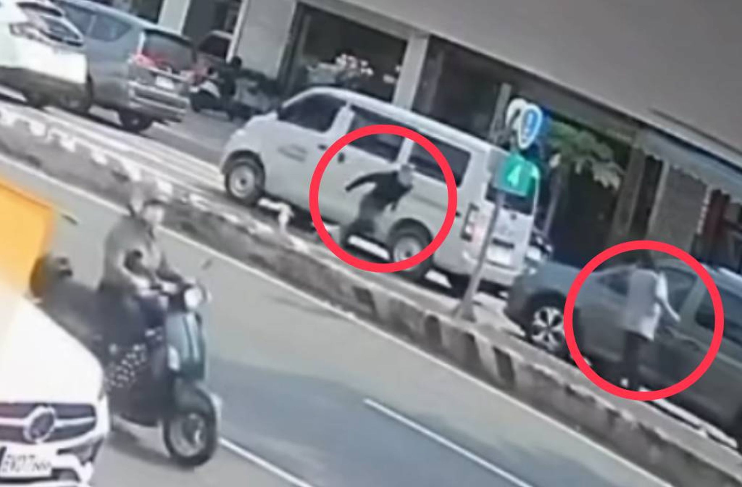 葉男（左）下車撲向李男（右），李男後腦勺著地，口鼻血沫直流。（網路翻攝）