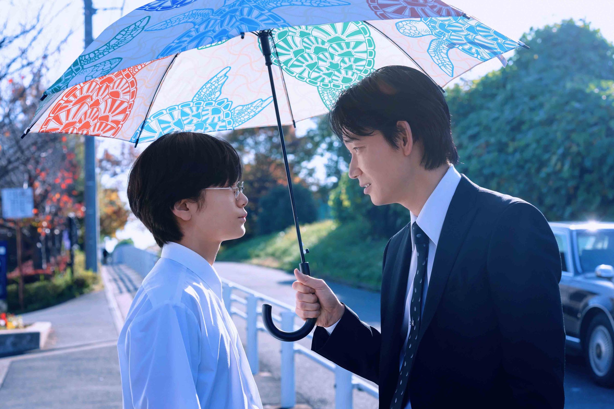 綾野剛（右）在另一部主演電影《去唱卡拉OK吧！》中飾演不擅長唱歌的黑道，挑戰不同類型歌曲。（天馬行空提供）