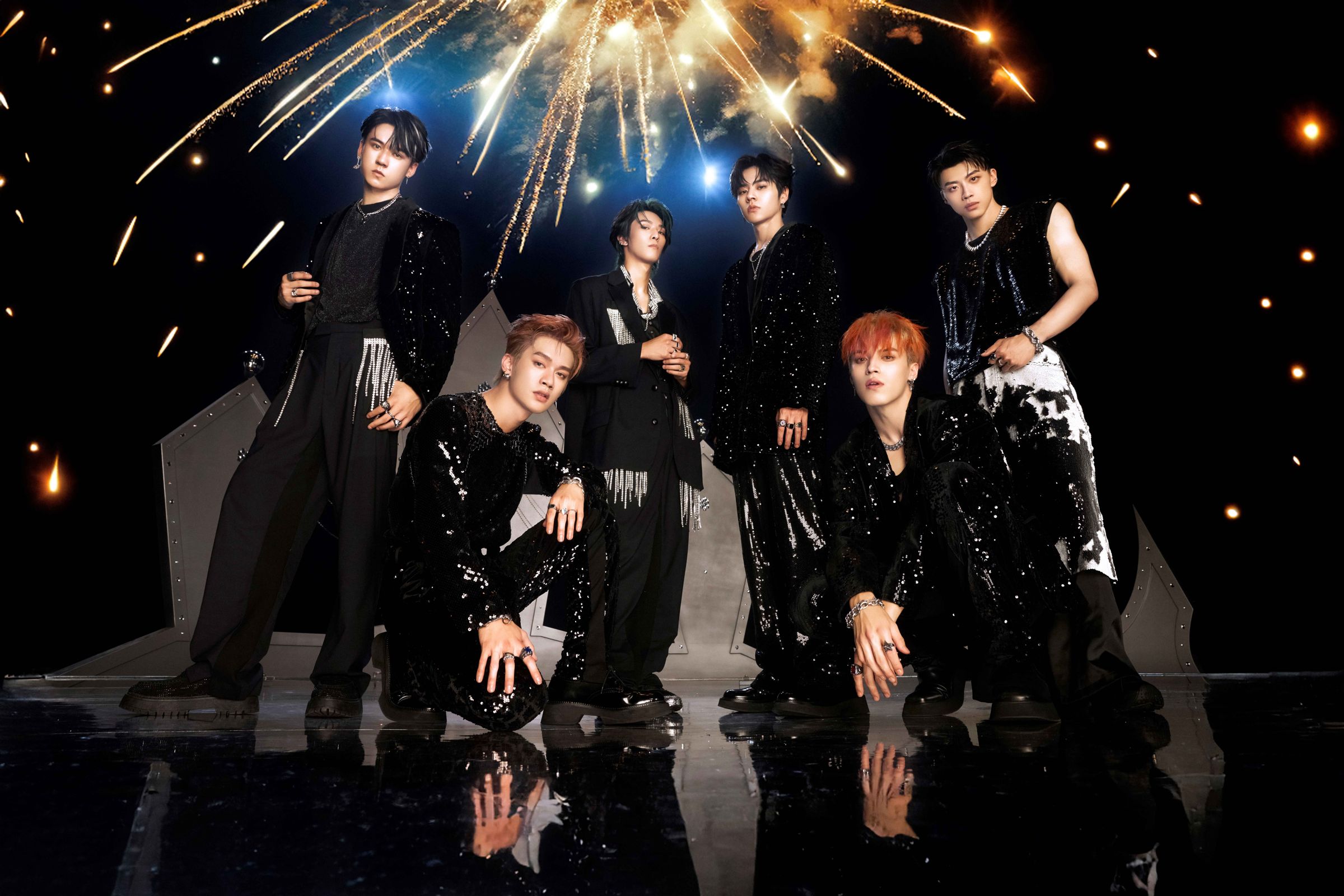 Ozone在〈World Top〉MV中登上被稱為「王者Zone」的巨型王冠舞台和高達三公尺的World Top銀鑽舞台。（索尼音樂提供）