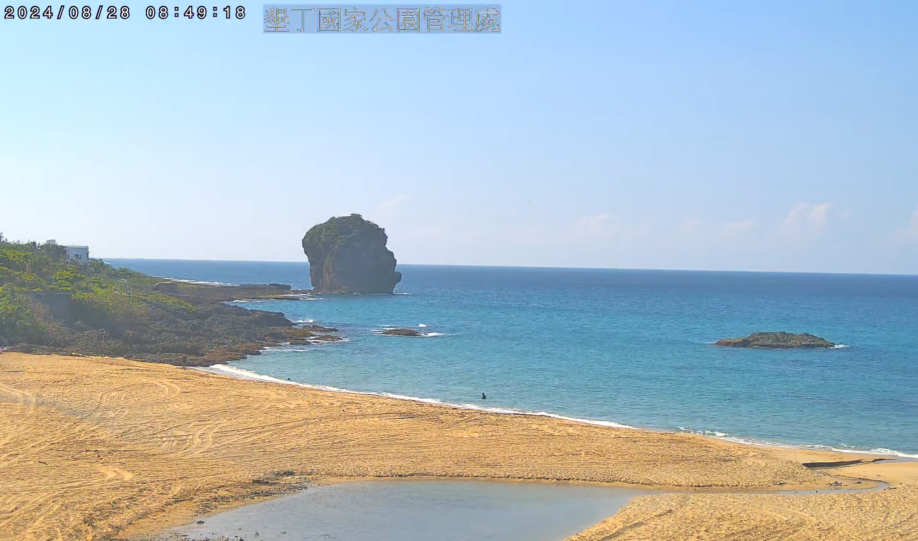 墾丁沙灘「陽傘陣」消失。（翻攝自YT@ktnpworld「船帆石沙灘即時影像4K」）