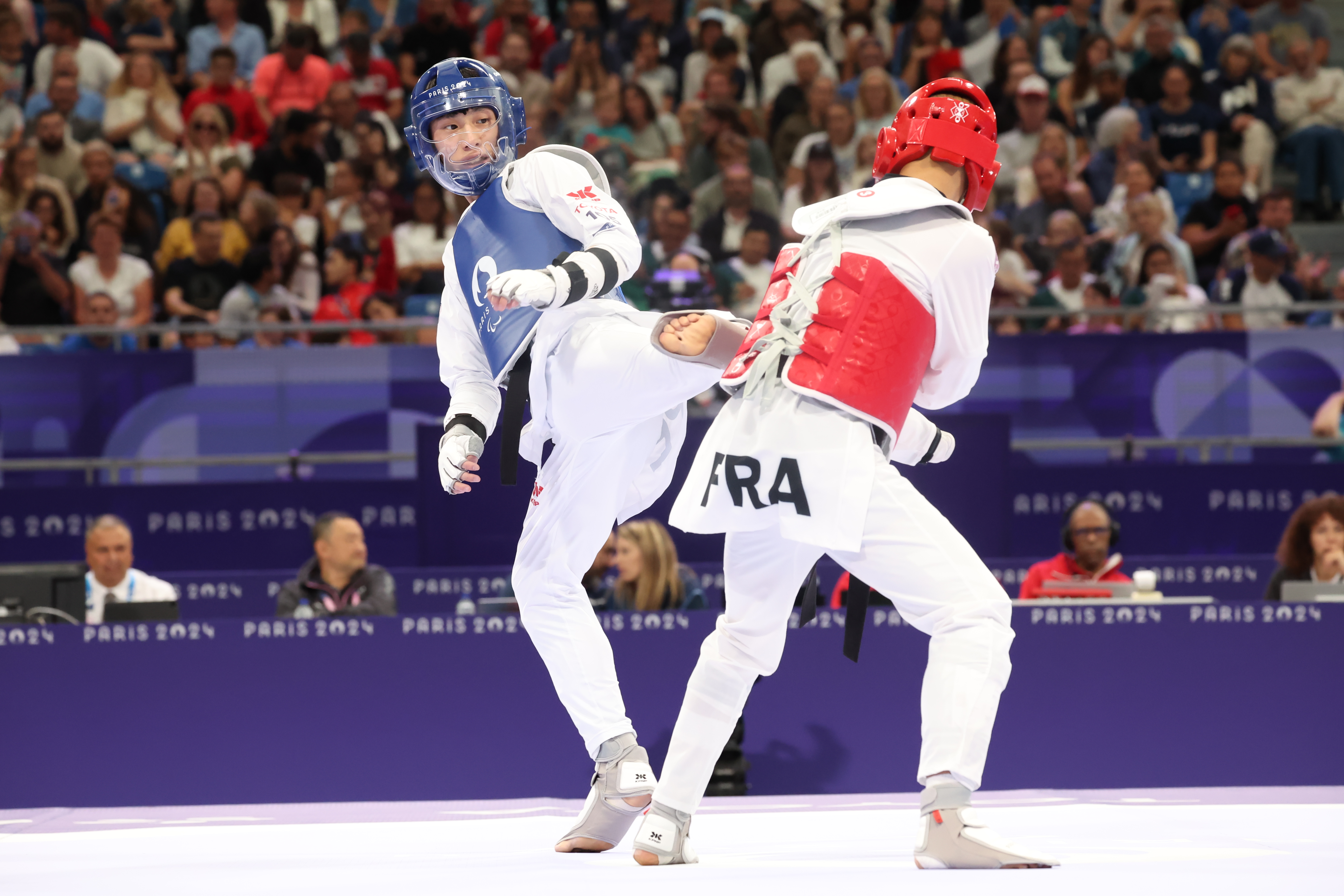 杭州亞帕運金牌蕭翔文（左）今日帕運初登場，成功取得2連勝，8強賽擊敗地主法國選手晉級。（教育部體育署提供）