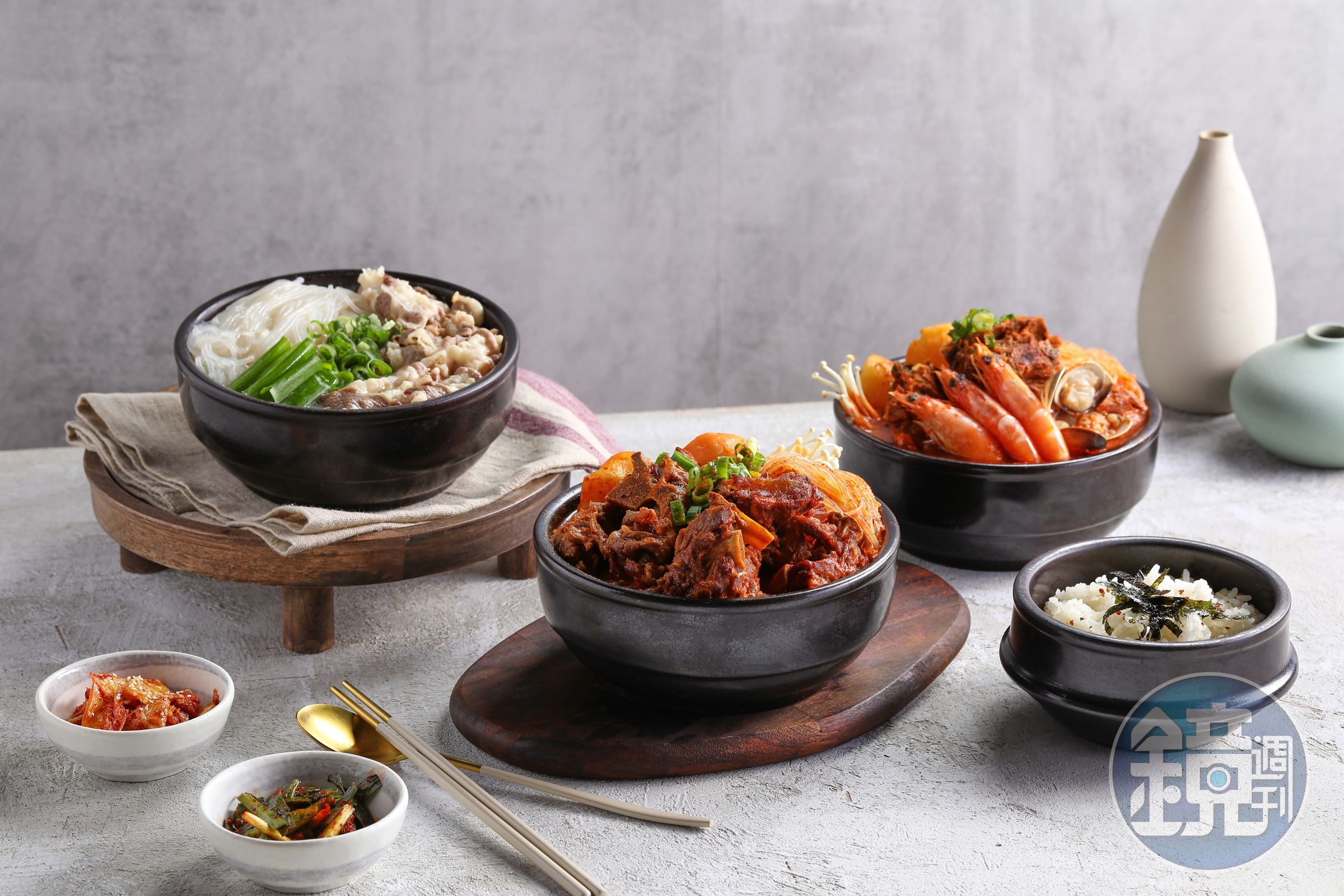 馬鈴薯排骨湯(中)是韓國人喜愛的解酒料理,香辣濃郁,韓虎嘯原味呈現,小菜和泡菜還能無限續加。(388元/中份)
