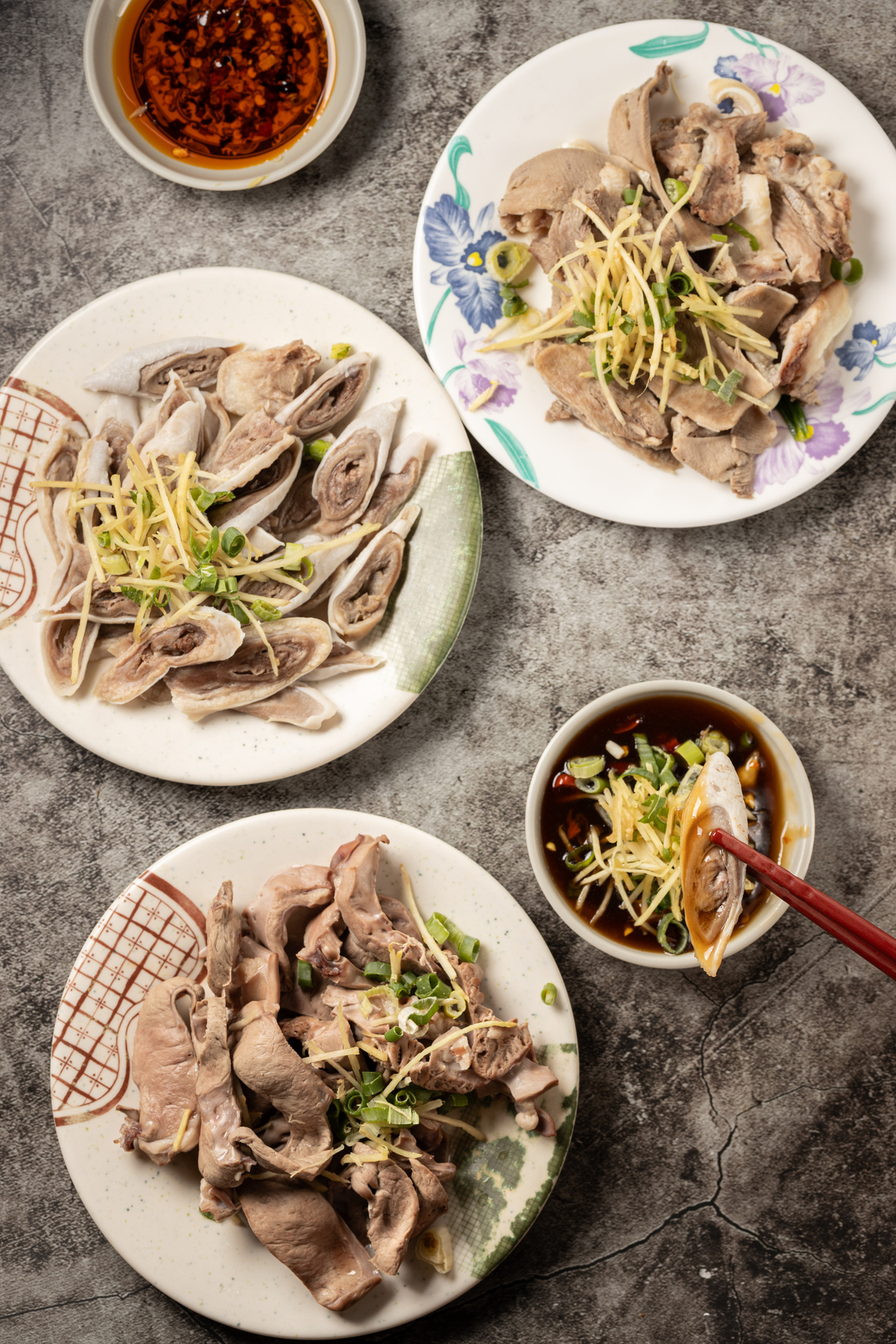黑白切處理得很乾淨，豬舌（上，50元／份）、脆腸（中，50元／份）以及豬心（下，60元／份）沾點辣椒醬油提味更好。