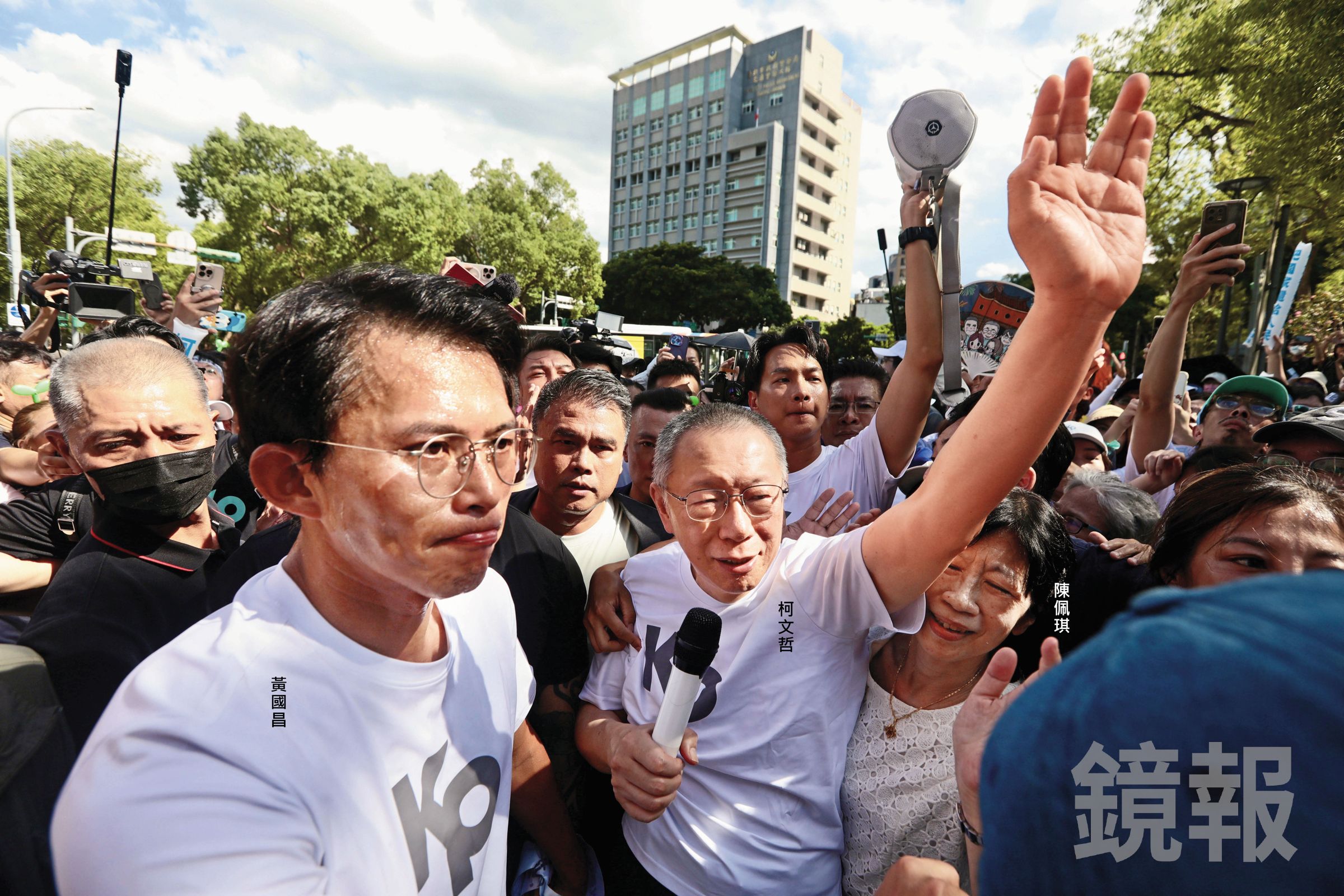 柯文哲羈押近1年獲交保，8日步出北院，他的下一步可能影響藍綠布局。（鏡報林煒凱）