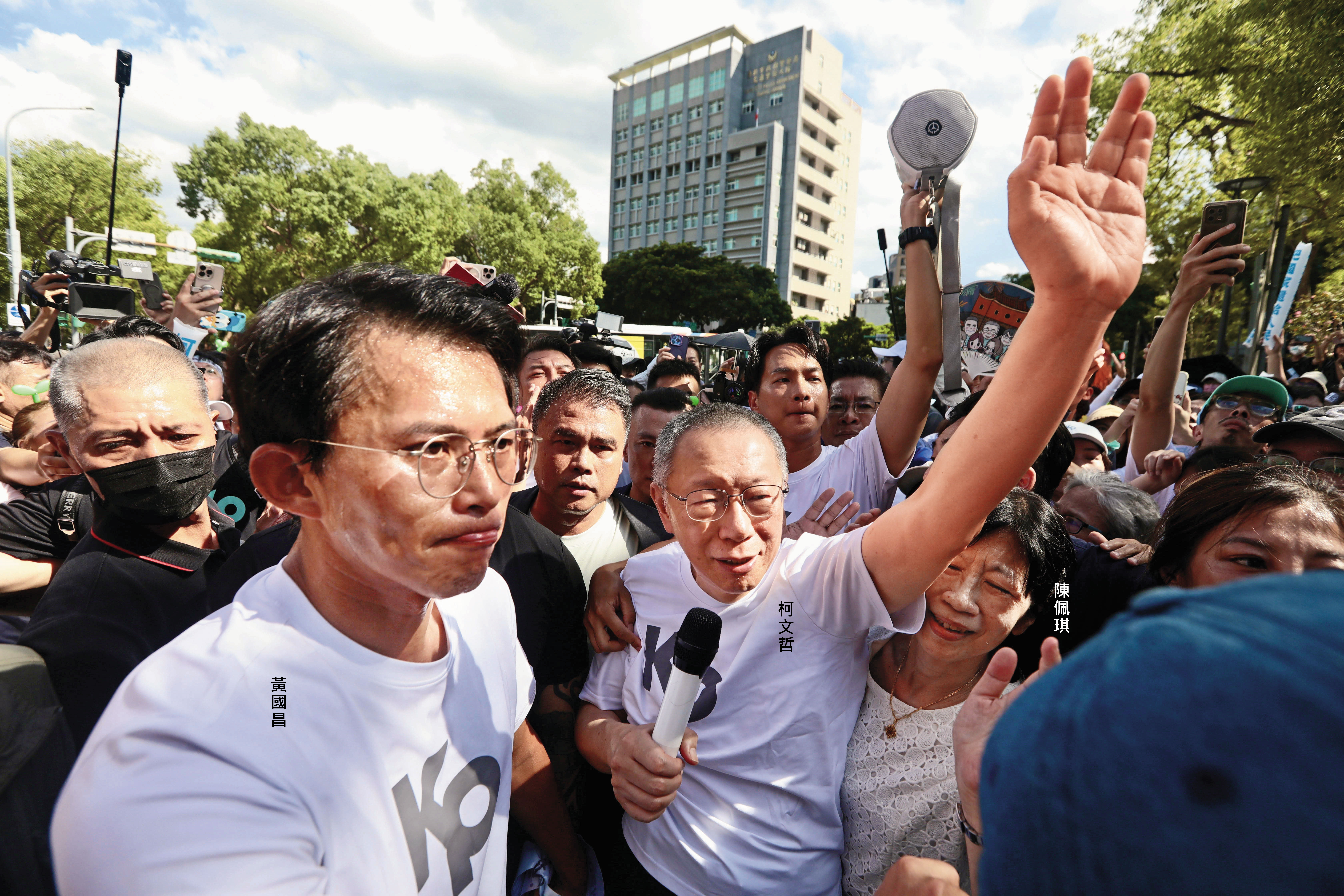 柯文哲羈押近1年獲交保，8日步出北院，他的下一步可能影響藍綠布局。（鏡報林煒凱）