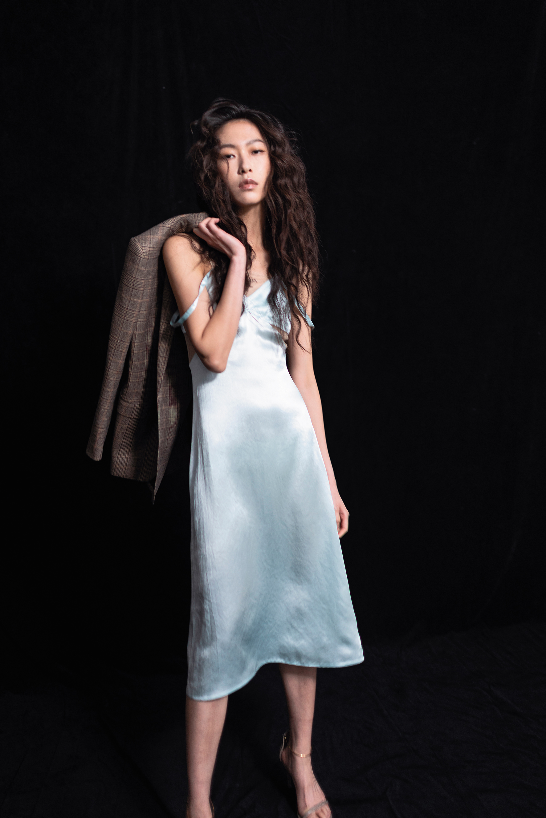 切割造型緞面洋裝，價格店洽，by PRADA；威爾斯格紋羊絨長款外套，NT$145,000，by CELINE BY HEDI SLIMANE；繫帶高跟鞋，NT$32,000，by FENDI。