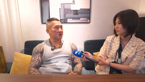 館長昨天在直播中狂誇「送餐機器人」。（翻攝自館長直播）