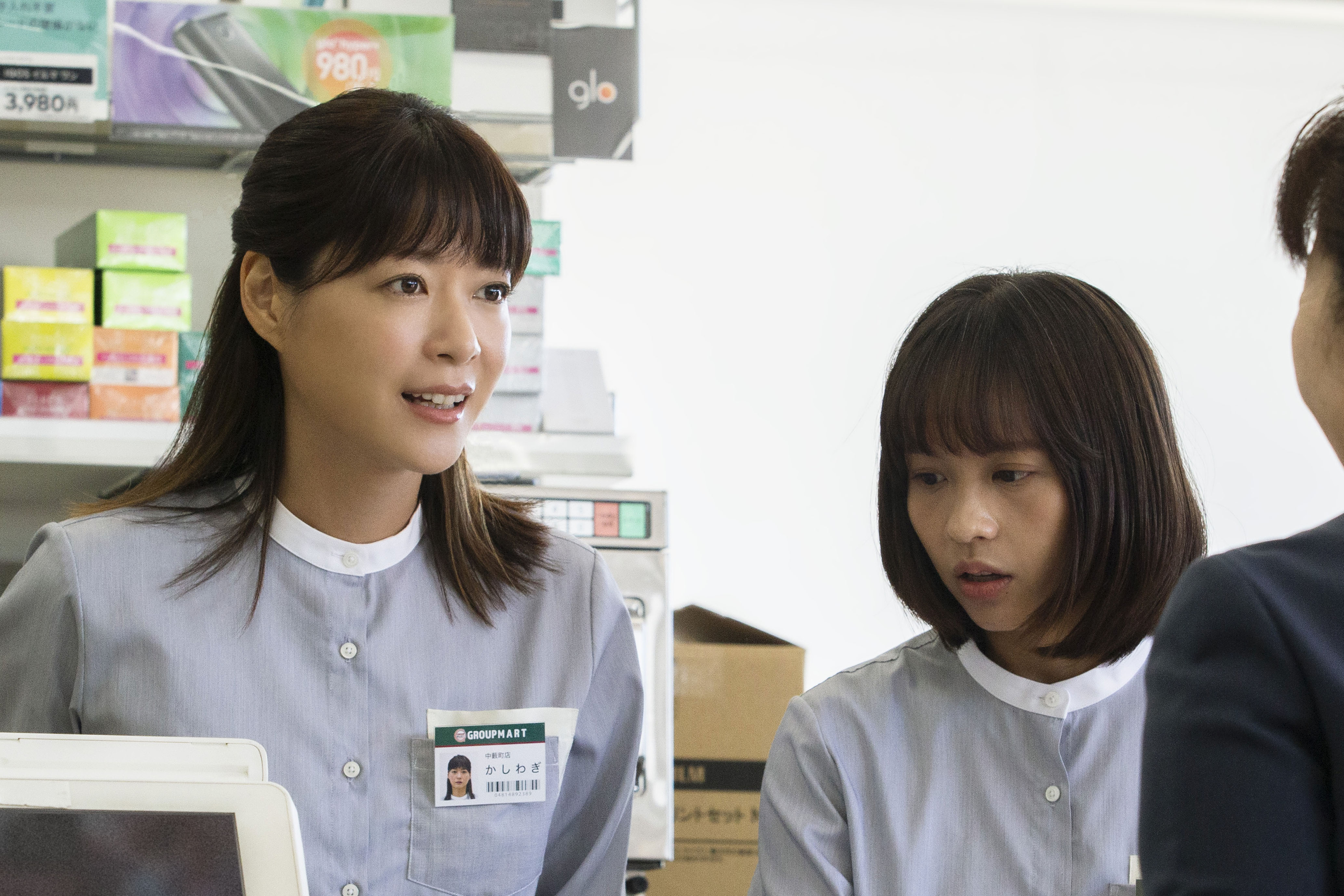 上野樹里（左）在日台合資電影《鄰人Ｘ：謎樣的女子》中，與台灣演員黃姵嘉是超商打工同事。（天馬行空提供）