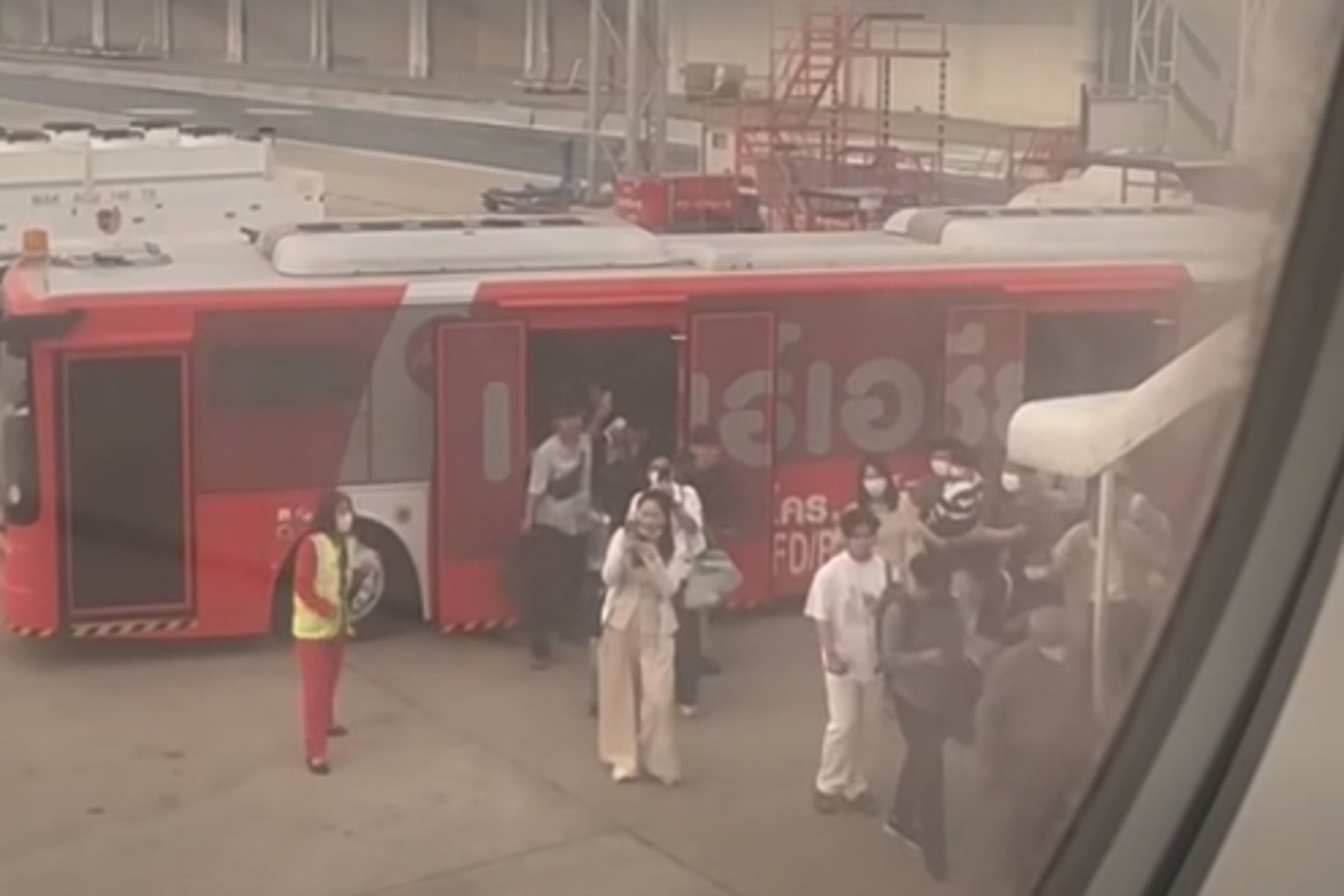 飛機隨即於7點45分折返停機位,重新開啟登機門讓這批困在車上的乘客上機。(翻攝自Nat Nattyy臉書)