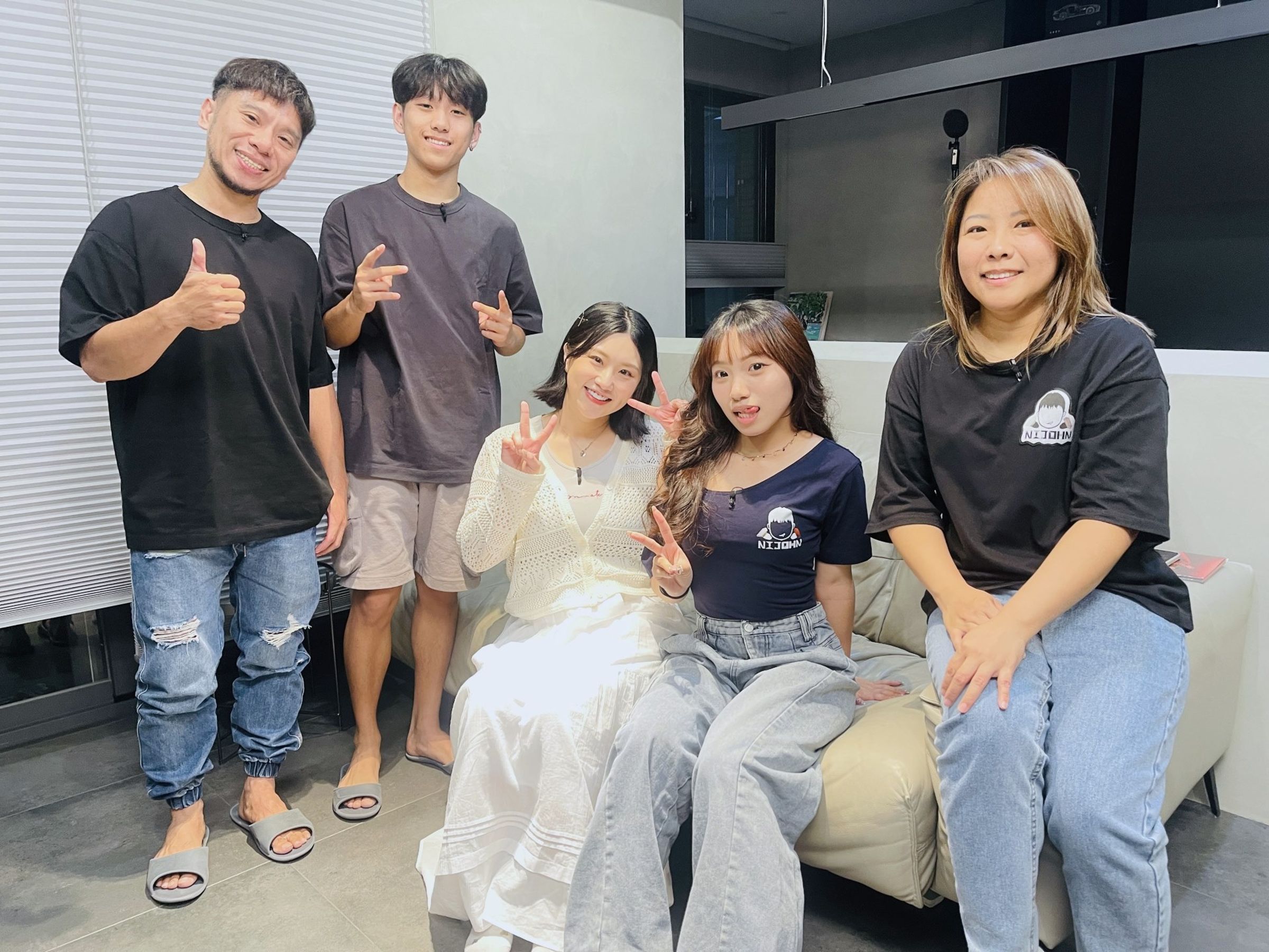 焦凡凡(中)拜訪水泥師傅阿鴻一家分享結婚成家故事。(公視提供)