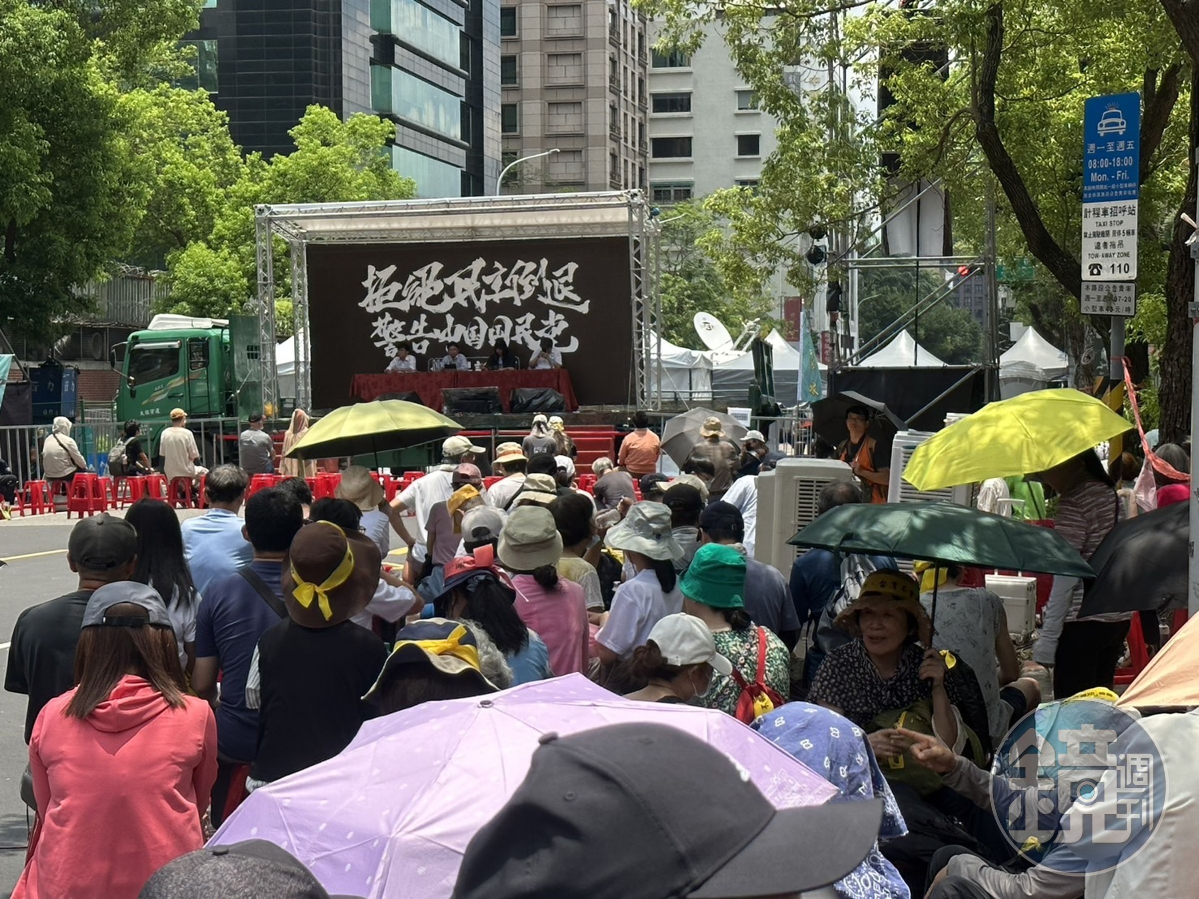 參與青鳥行動的民眾頂著炎熱天氣聚集立法院,支持行政院覆議案。