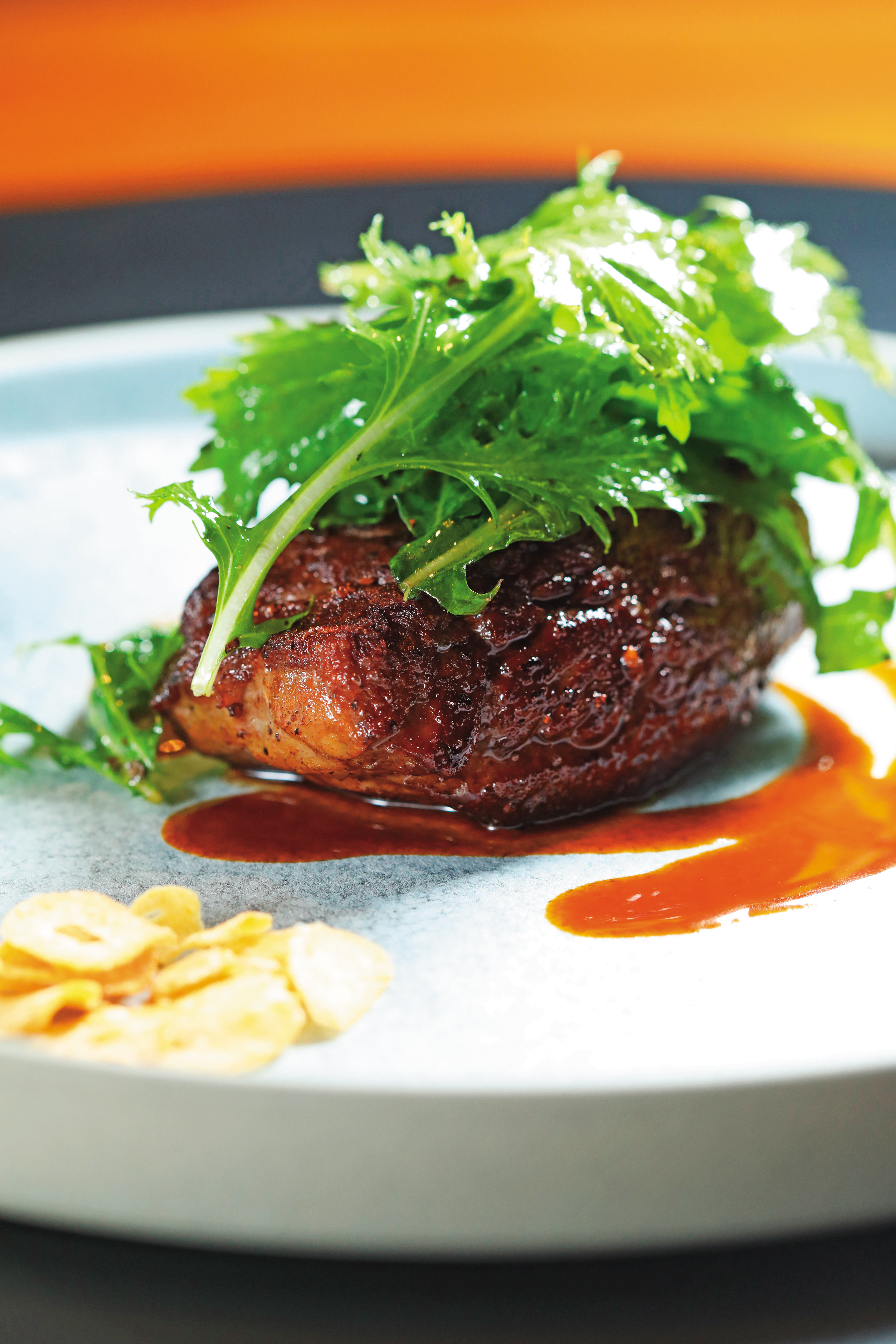 「爐烤美國冷藏肋眼佐肉汁」的火候恰好，肉質軟硬適中，有牛排館的水準。