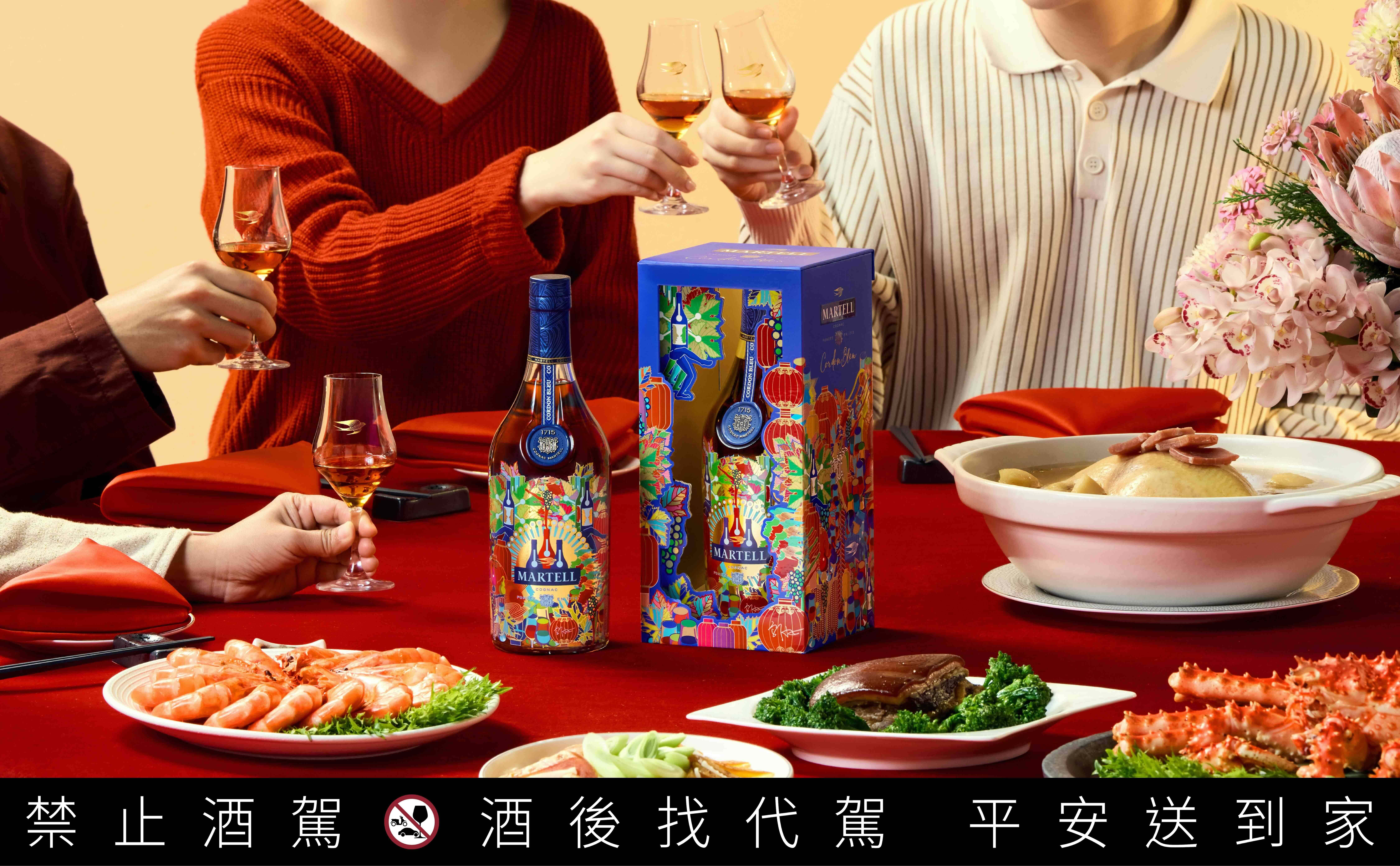 馬爹利今年請來青年藝術家鄔建安，助力打造乙巳蛇年新包裝，圖為「馬爹利藍帶干邑2025新年限定禮盒」。（4,880元／組，馬爹利提供）