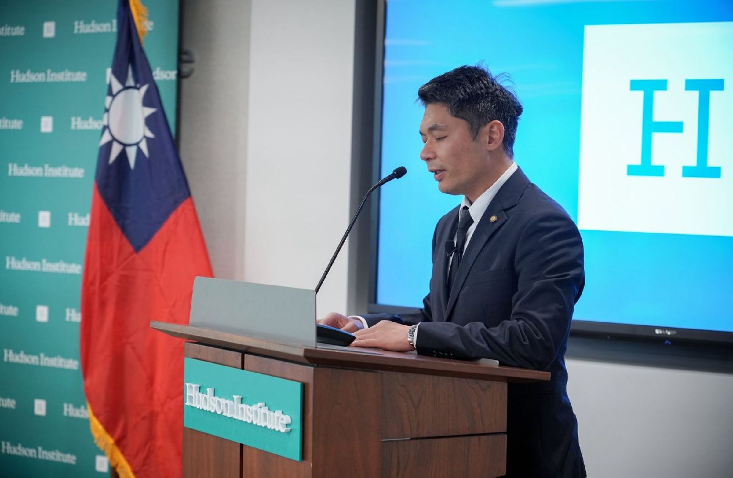 前藍委許毓仁認為,時間不在台灣這邊,若立院持續擋軍購和貿易協定,最終政治後果將由台灣直接承擔。(翻攝自許毓仁臉書)