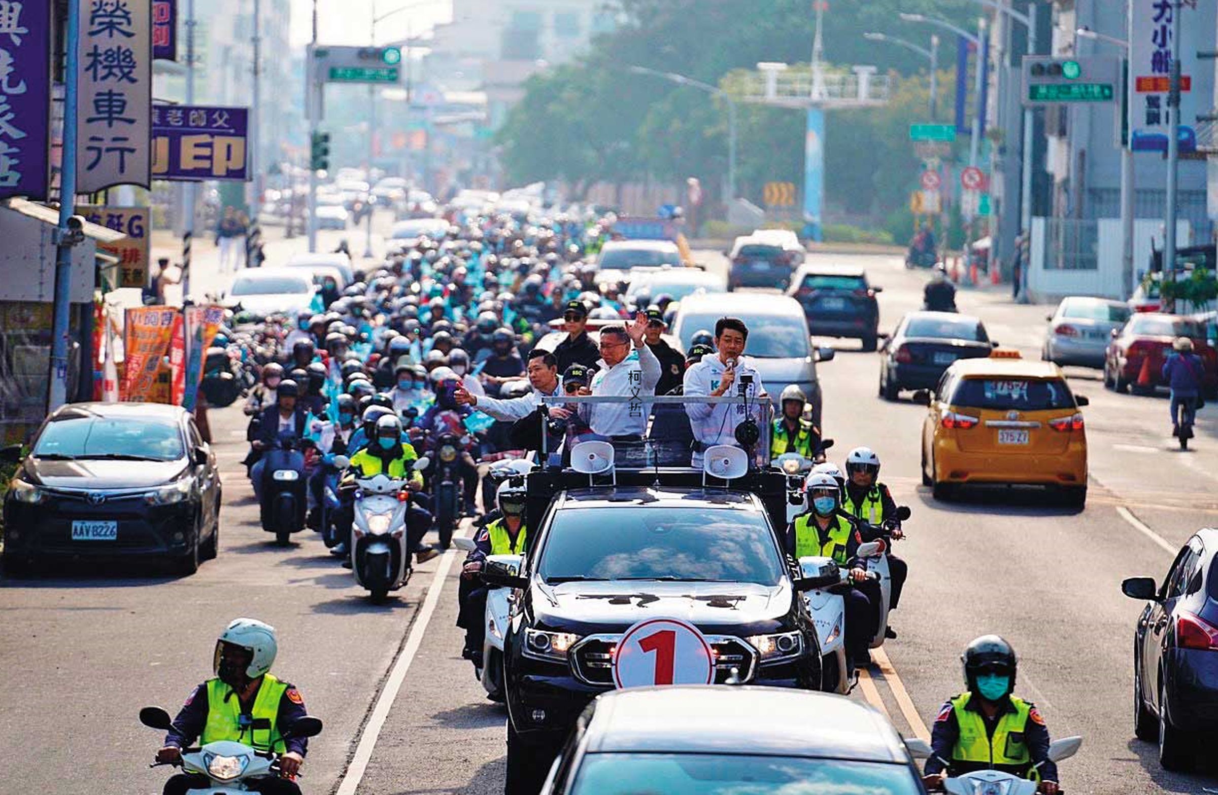 挺柯支持者自發性高且狂熱,柯文哲全台車隊掃街後方都緊跟著一串「小草貪食蛇」車隊。(民眾黨提供)