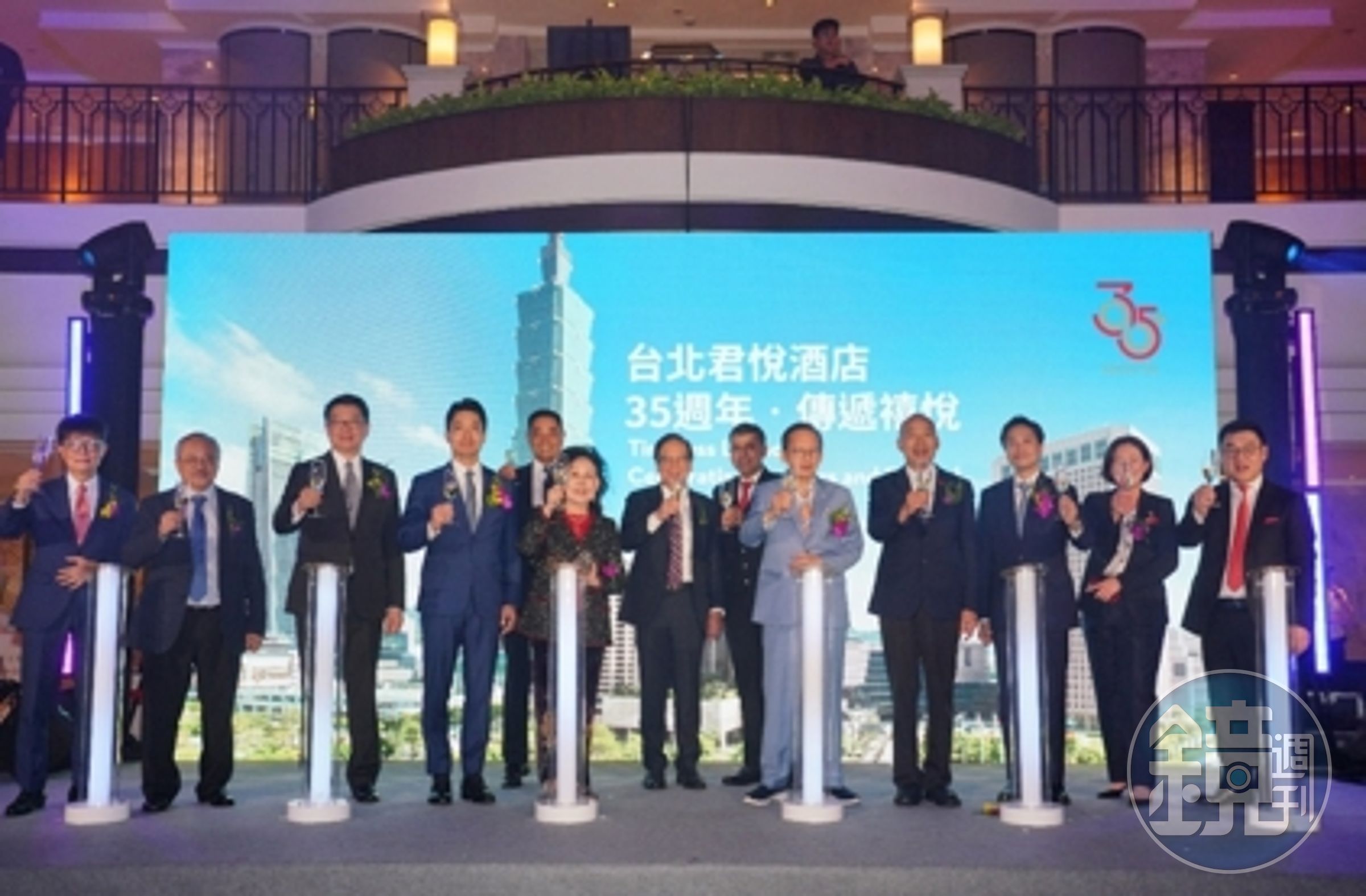 豐隆集團旗下千禧國際酒店執行董事郭益升（右3），與千禧酒店及度假村代理營運長兼首席商務長Saurabh Prakash（右6）來台慶賀台北君悅酒店35周年外，也計畫千禧北部拓點。