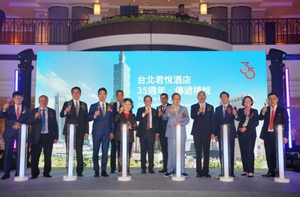 豐隆集團旗下千禧國際酒店執行董事郭益升（右3），與千禧酒店及度假村代理營運長兼首席商務長Saurabh Prakash（右6）來台慶賀台北君悅酒店35周年外，也計畫千禧北部拓點。